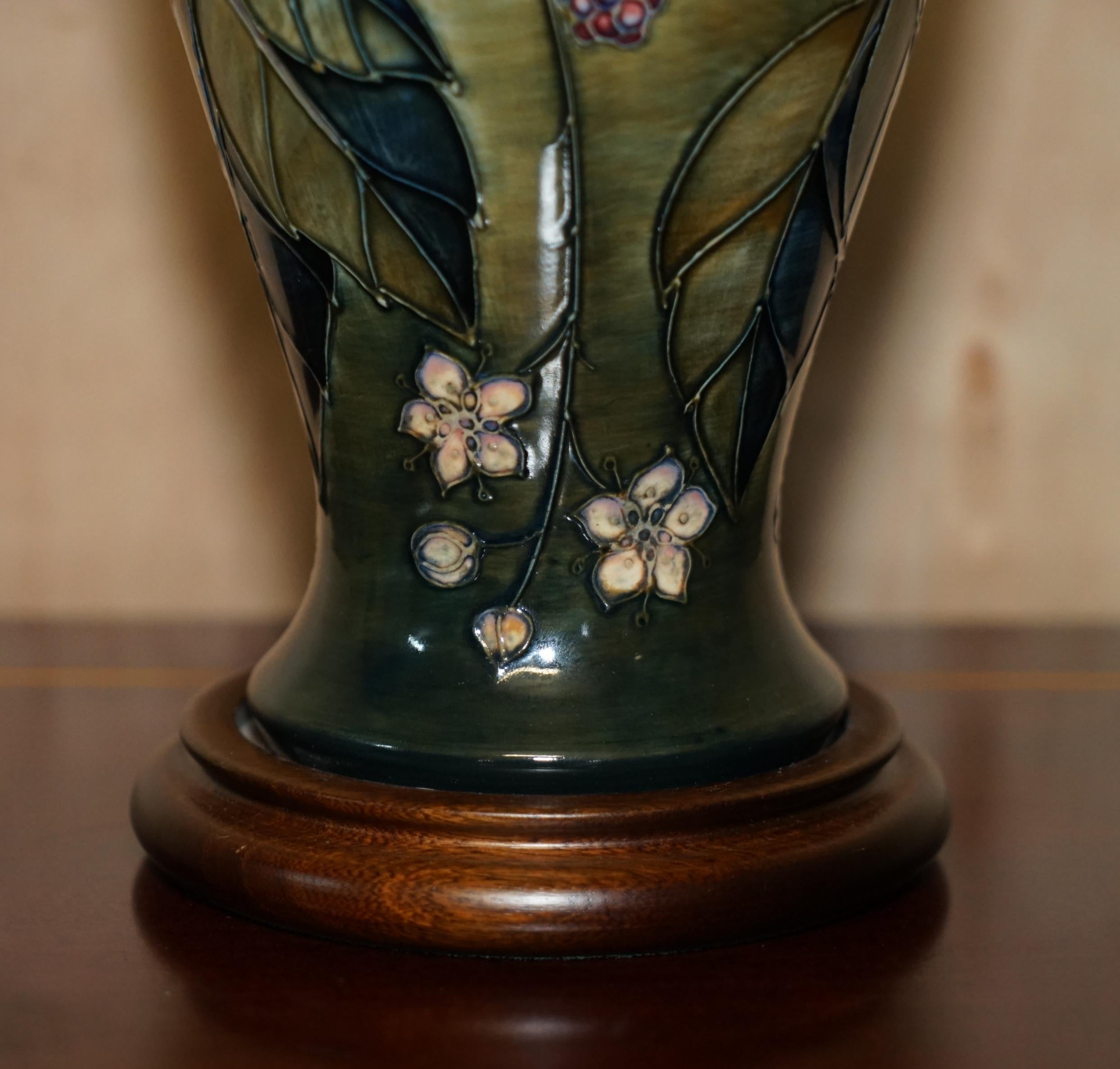 Fully Signed and Stamped 1992 Moorcroft Bramble Table Lamp in Stunning Order In Good Condition In West Sussex, Pulborough