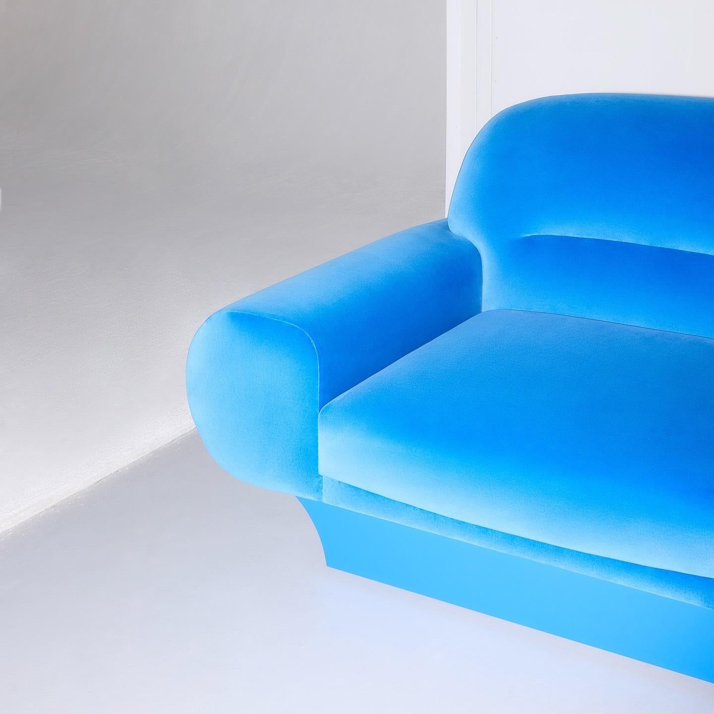 Fauteuil entièrement tapissé en velours glacé rouge brûlé en vente 1