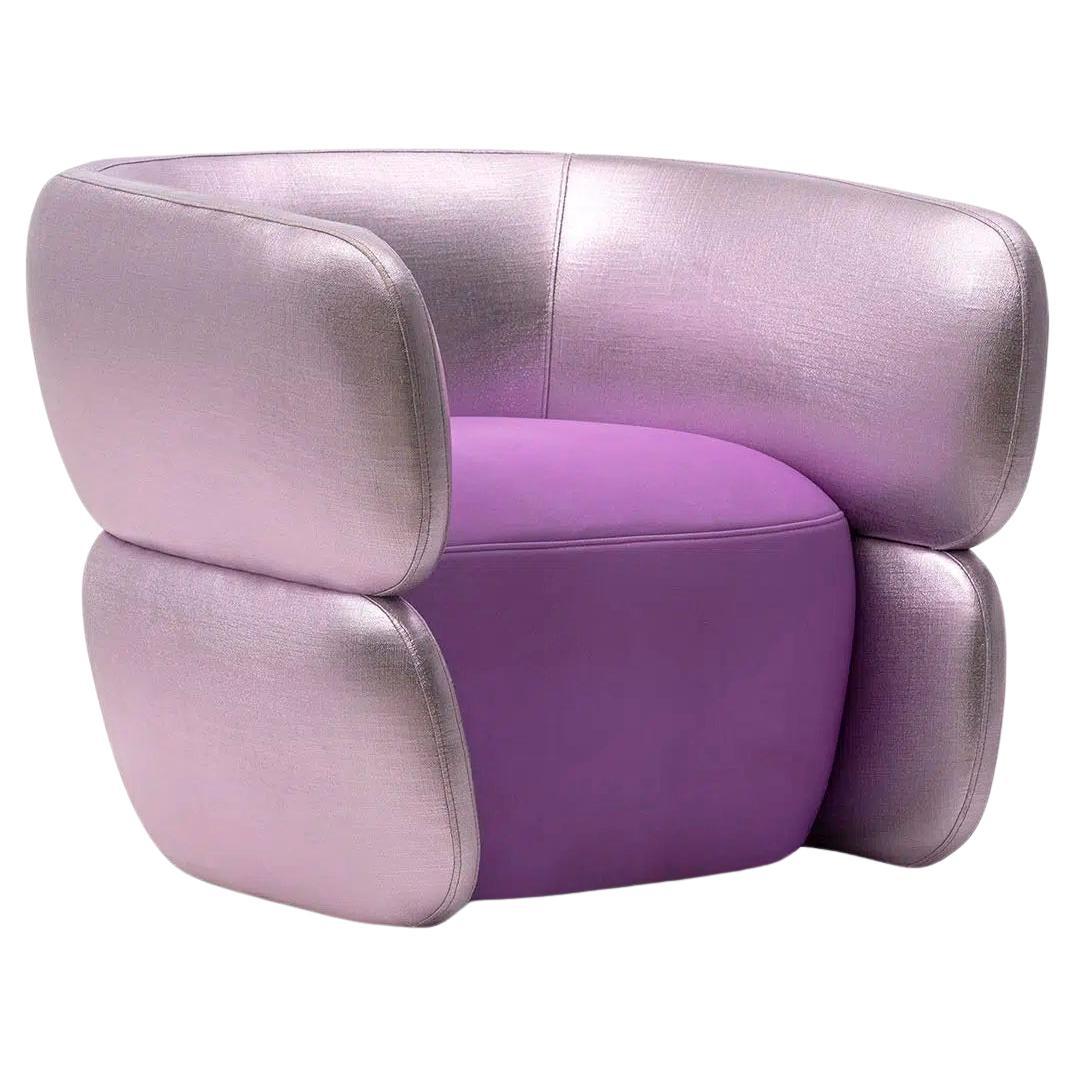 Questa poltrona lounge è un pezzo sorprendente che fonde un'estetica futuristica con un'attenzione particolare al comfort di lusso.  La sua caratteristica principale è il contorno scolpito e audace che forma una silhouette visivamente accattivante. 