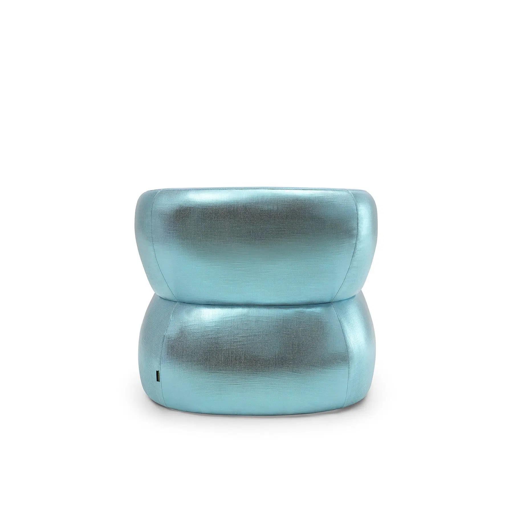 Il design futuristico incontra il massimo comfort in questa poltrona lounge.  L'elegante forma a clessidra e la seduta morbida creano uno spazio visivamente suggestivo e invitante per rilassarsi.
Saremo lieti di verificare con il team tecnico della