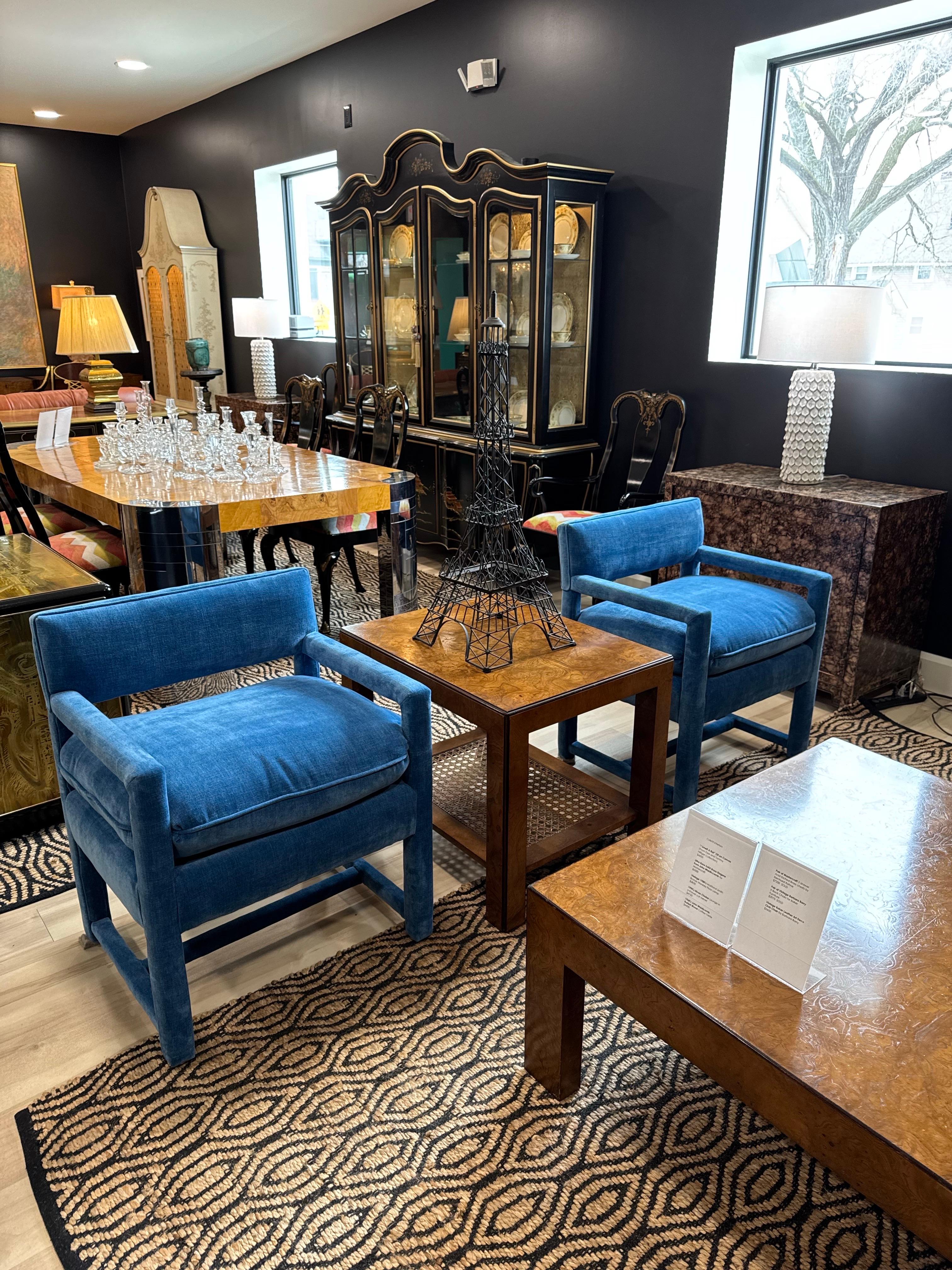 Extraordinaria pareja de sillas auxiliares totalmente tapizadas de Flair by Bernhardt. Retapizada fresca y profesionalmente en una decadente Chenilla Aterciopelada Azul Cobalto de Kravet. Preciosa. 