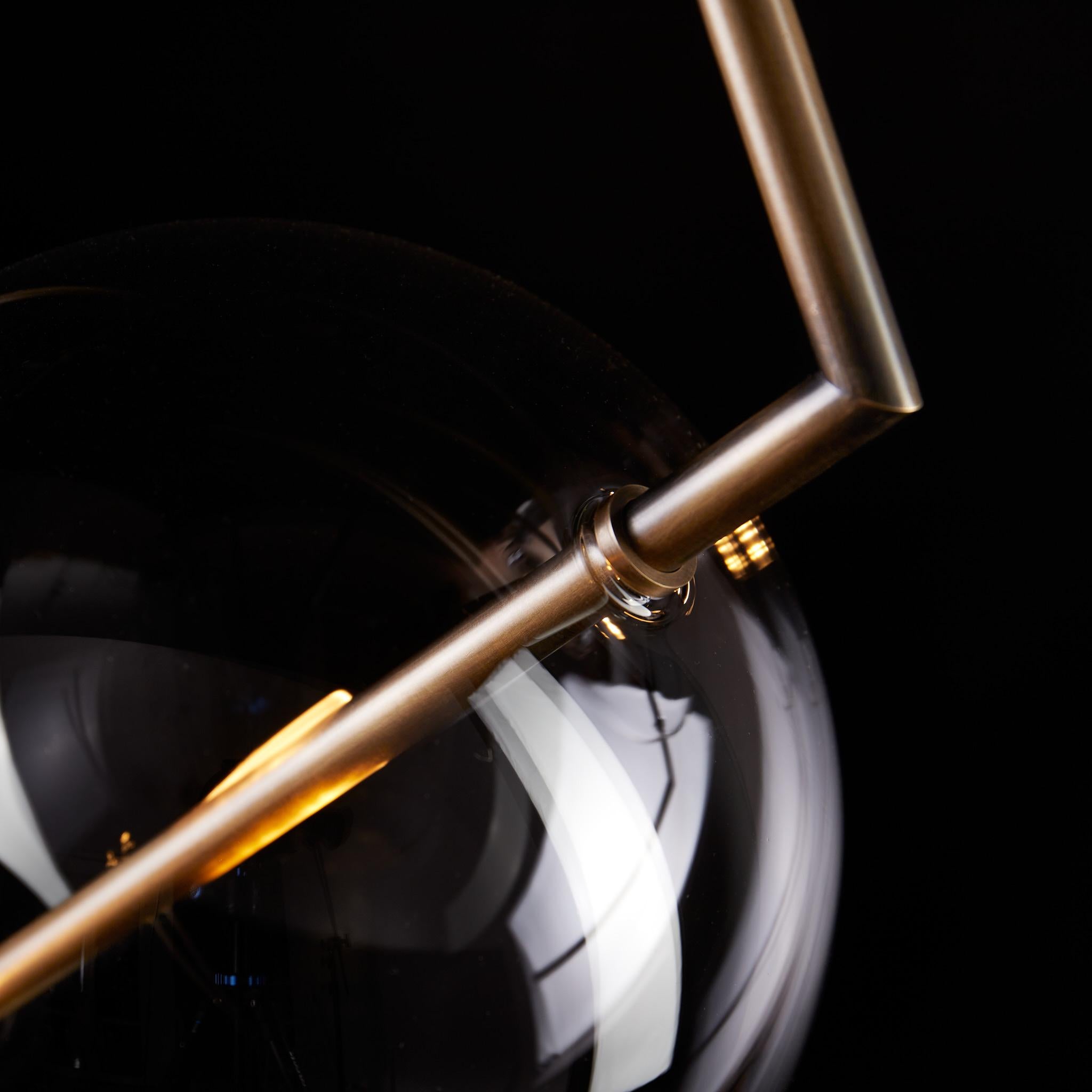 Fulmine Lampada scultorea da terra a soffitto in ottone invecchiato a tre luci in ottone spazzolato in vendita 2
