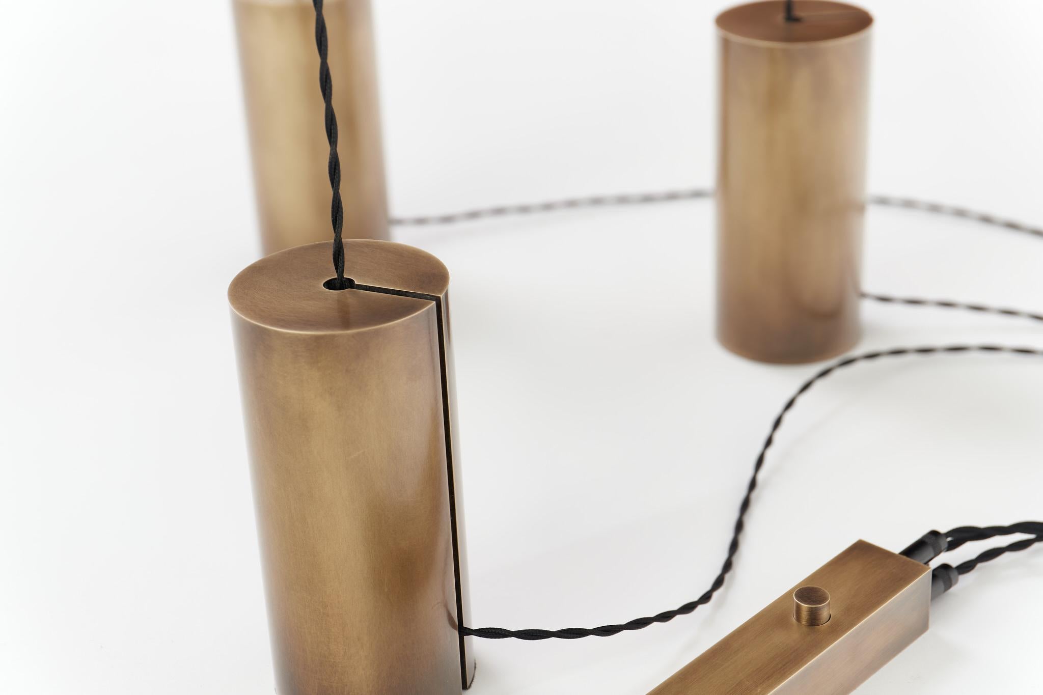 Moderno Fulmine Lampada scultorea da terra a soffitto in ottone invecchiato a tre luci in ottone spazzolato in vendita