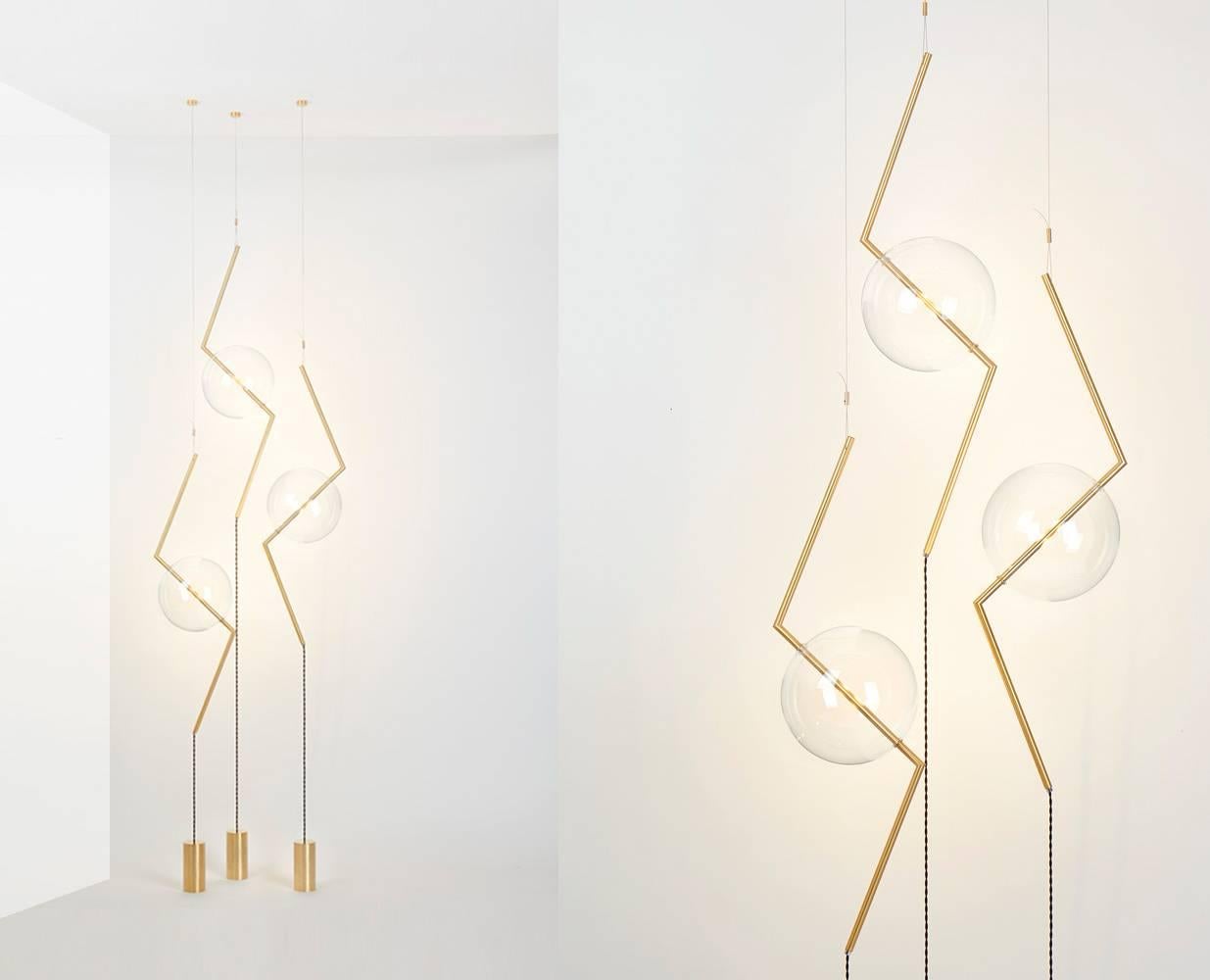 Minimaliste Lampe sculpturale minimaliste à trois éclairages Fulmine du sol au plafond en laiton brossé en vente