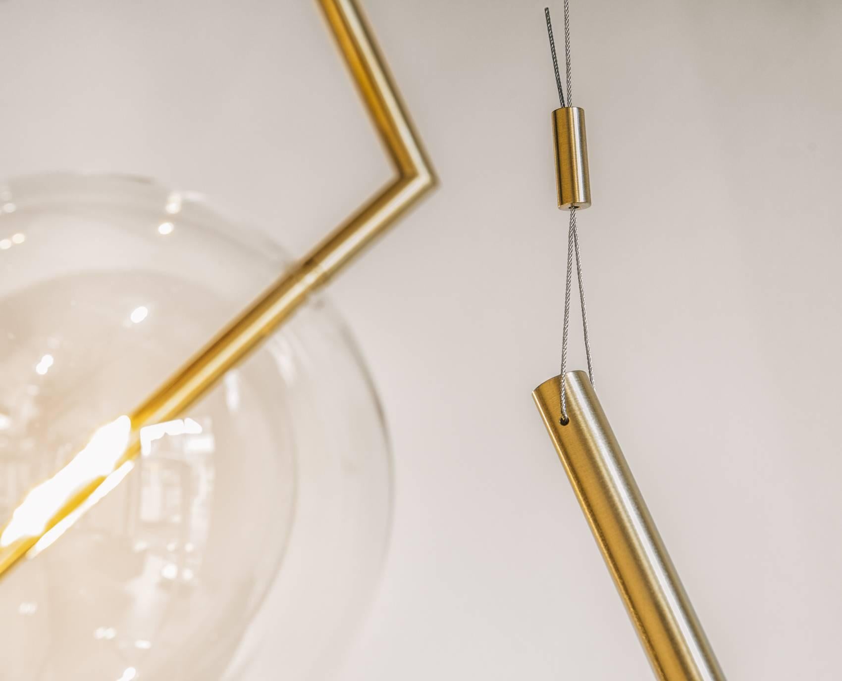 italien Lampe sculpturale minimaliste à trois éclairages Fulmine du sol au plafond en laiton brossé en vente
