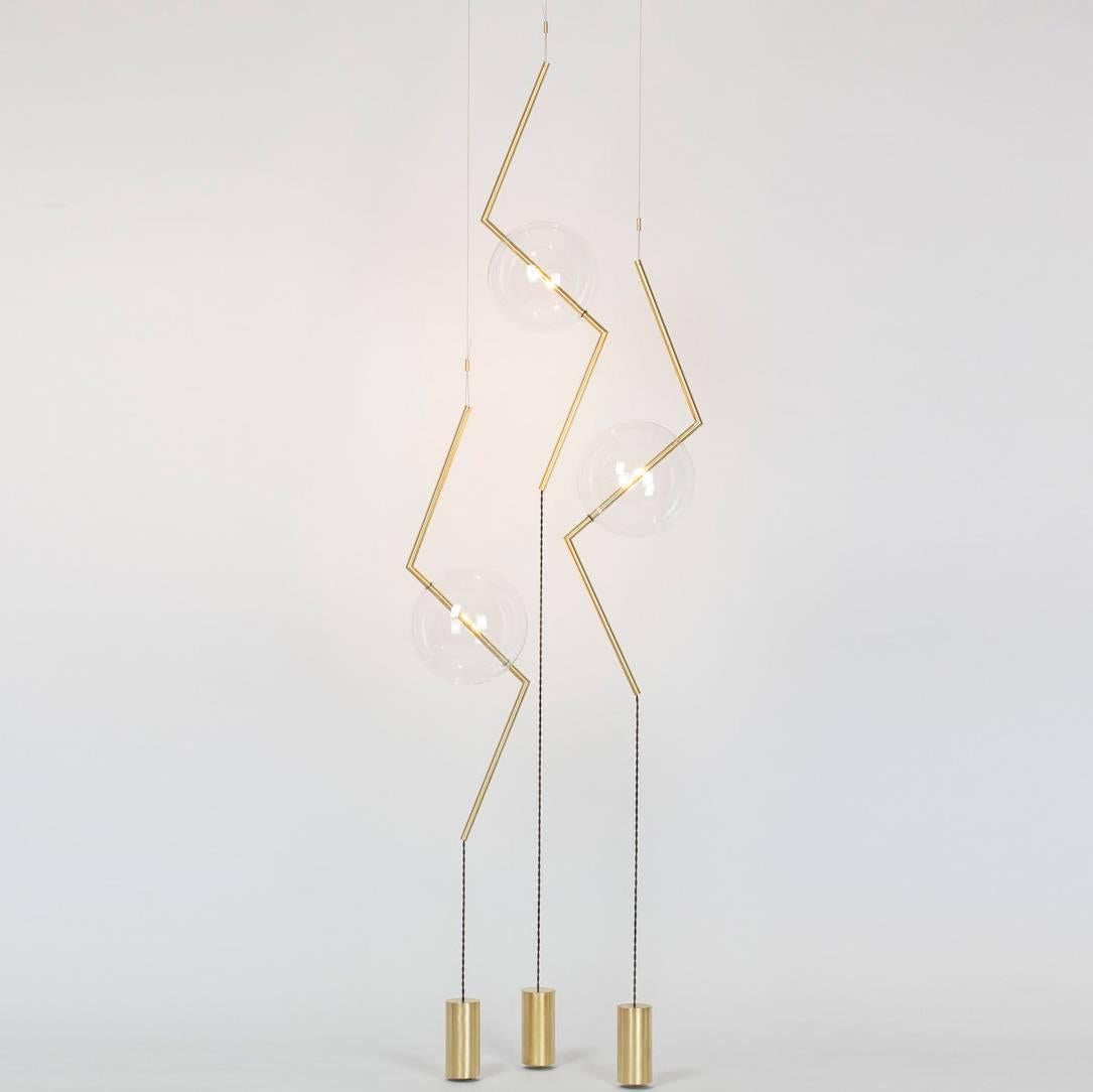 XXIe siècle et contemporain Lampe sculpturale minimaliste à trois éclairages Fulmine du sol au plafond en laiton brossé en vente