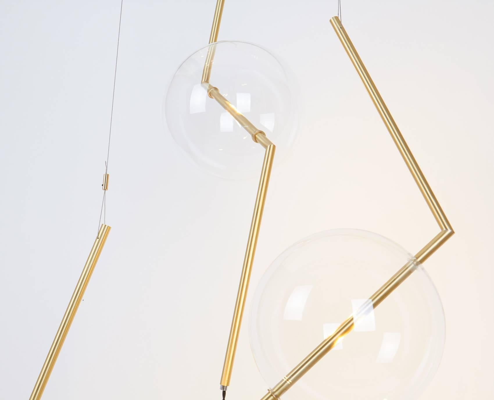 Lampe sculpturale minimaliste à trois éclairages Fulmine du sol au plafond en laiton brossé en vente 1