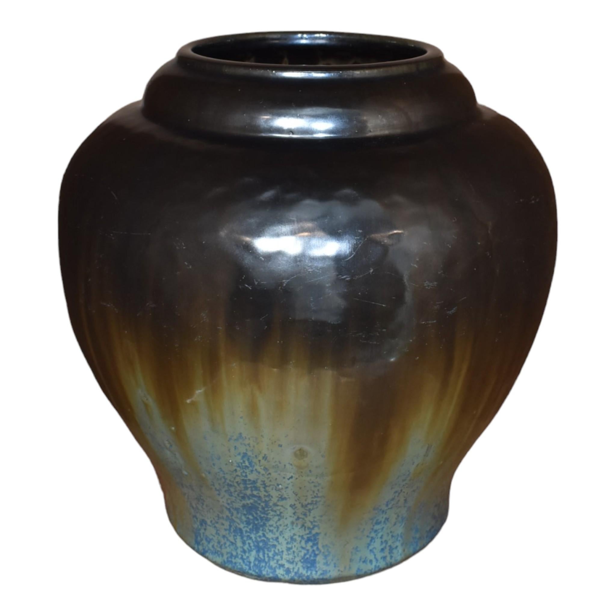 Fulper 1917-23 Arts and Crafts Pottery Keramikvase mit schwarzer und blauer Flambe-Glasur 591
Massive und auffällige Form mit wunderschöner Gun-Metal-Glasur, die über eine kristalline blaue Glasur fließt.
Ausgezeichneter Zustand. Keine Chips, Risse,
