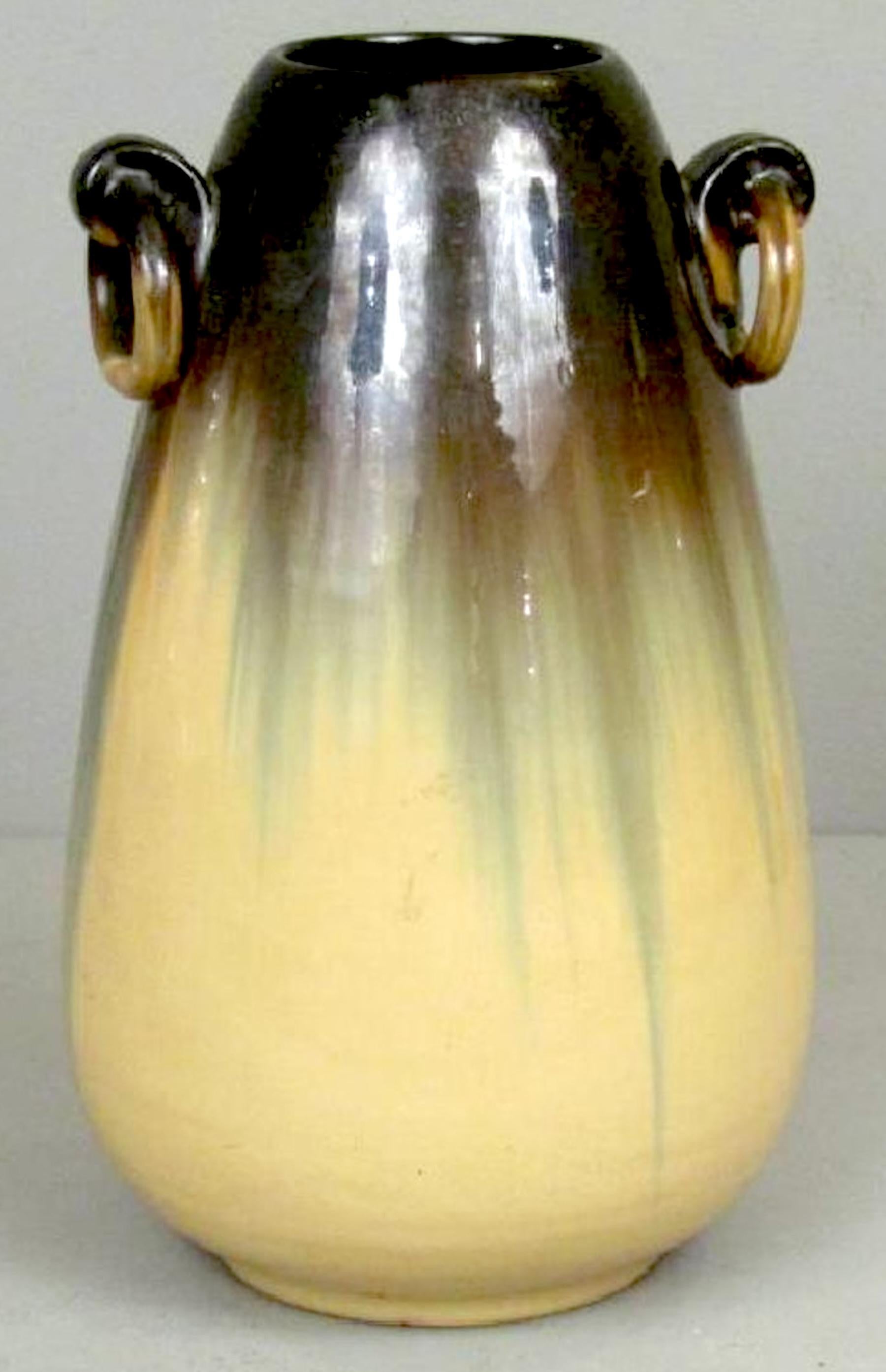 Vaso con manico ad anello Fulper Drip Glazed Arts & Crafts
USA, 1917-1934, Forma #574

Uno squisito vaso con manico ad anello Fulper Drip Glazed Arts & Crafts, realizzato negli Stati Uniti tra il 1917 e il 1934. Questo raffinato esempio di ceramica
