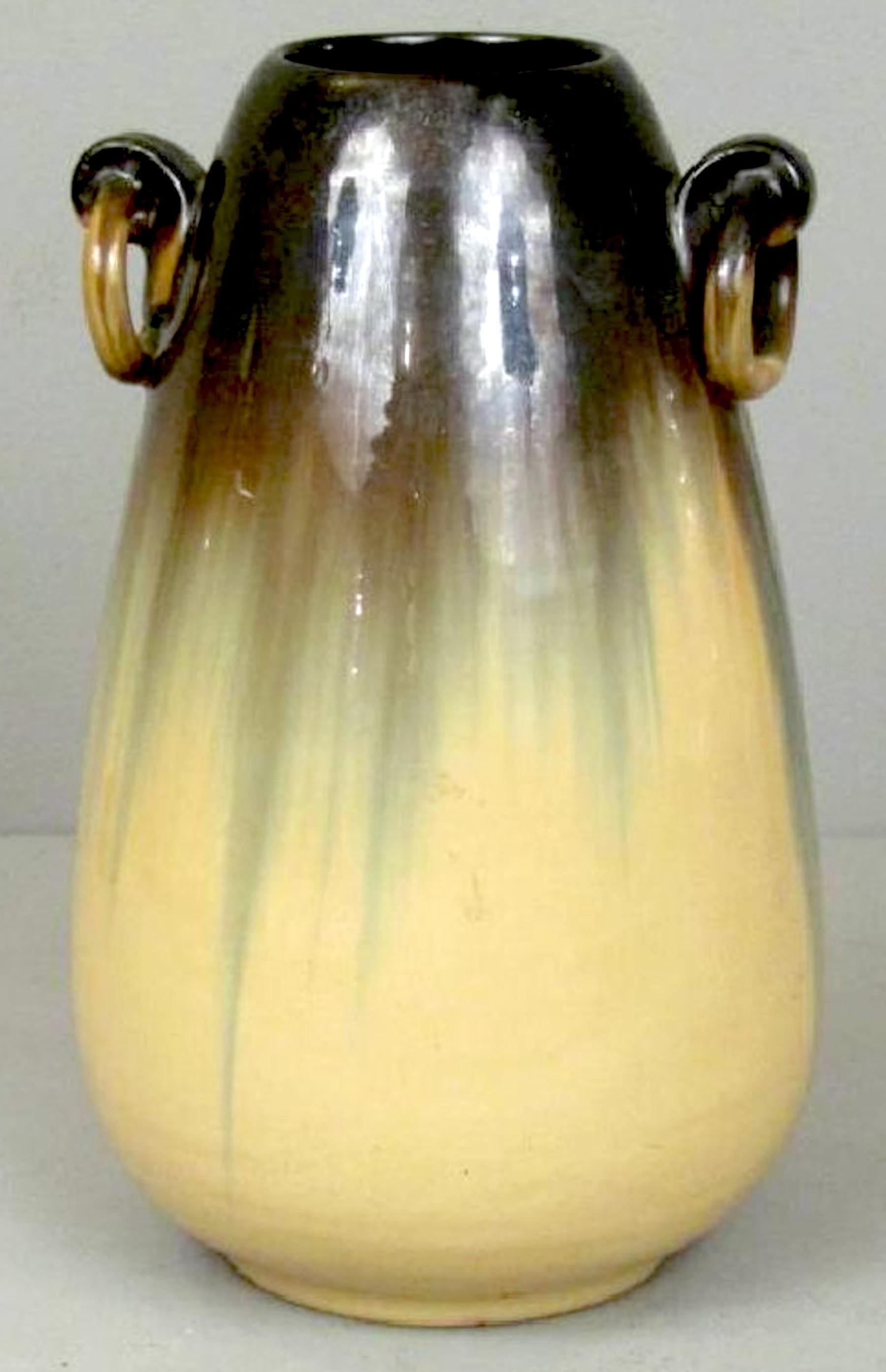 Arts and Crafts Vaso Fulper a goccia smaltato Arts & Crafts con manico ad anello in vendita