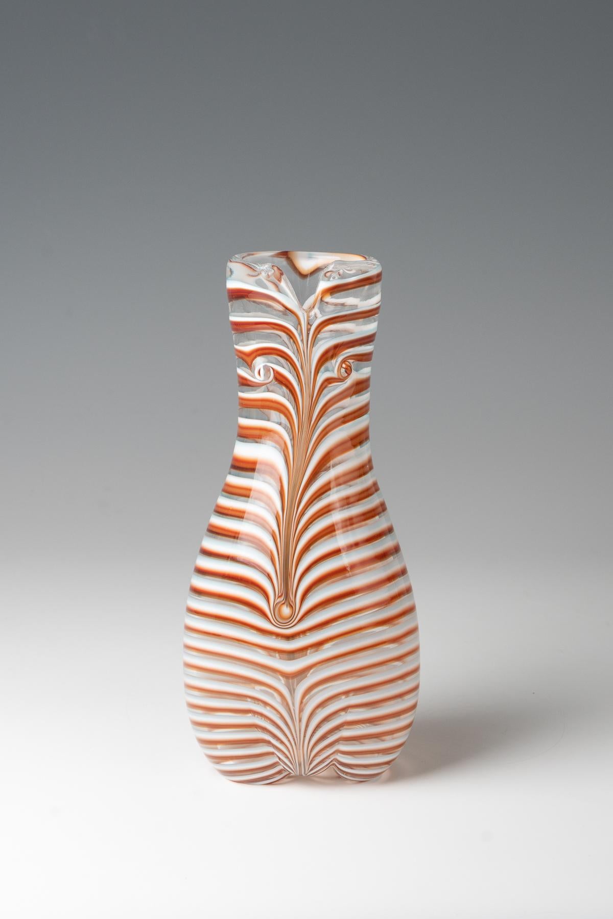 Fulvio Bianconi (1915-1996), vaso della serie 'Bikini' di Venini, 1950 ca.
tecnica del fenicio rosso e bianco su forma di torso con applicazioni di lattimo fenicio
prodotto da Venini & C., Murano, Italia
27 cm (altezza)
firmato con timbro ad acido