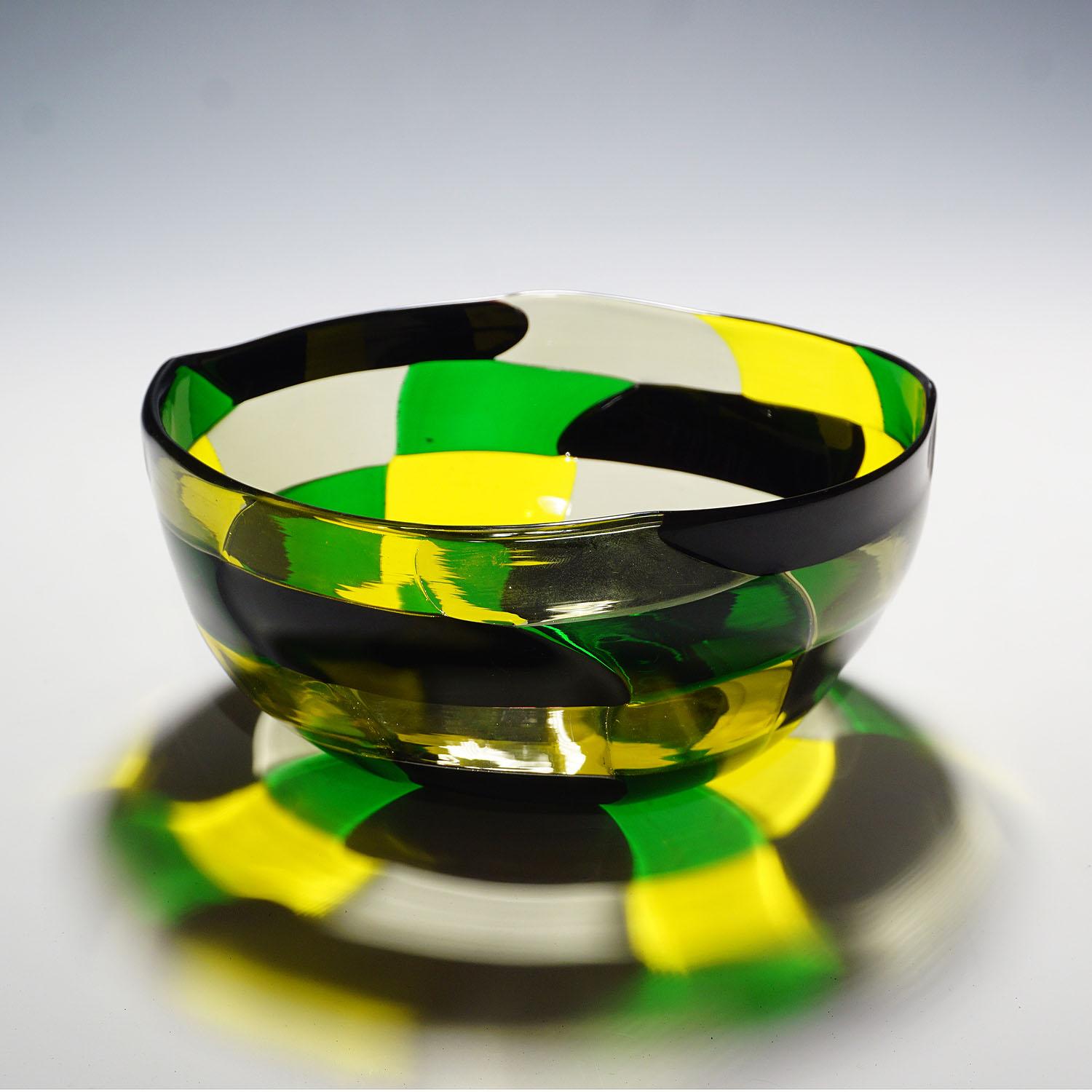 A Pezzato Americano bowl in yellow, green, straw and black colored glass designed by Fulvio Bianconi in 1950. Manufactured by Venini, Venice ca. 1950s. With acid etched signature 