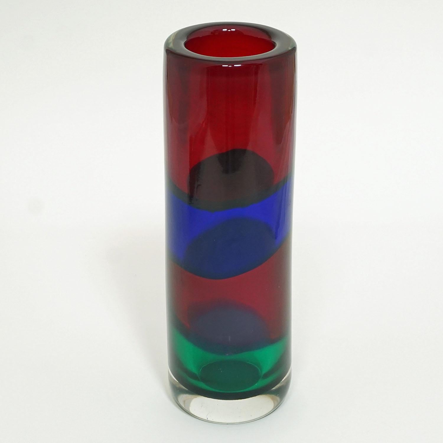 A large Fasce Orizzontali vase. Horizontal bands in red, cobalt blue and green with clear glass overlay. Designed by Fulvio Bianconi for I.V.R Mazzega, circa 1960.
Measures: Height 12.2