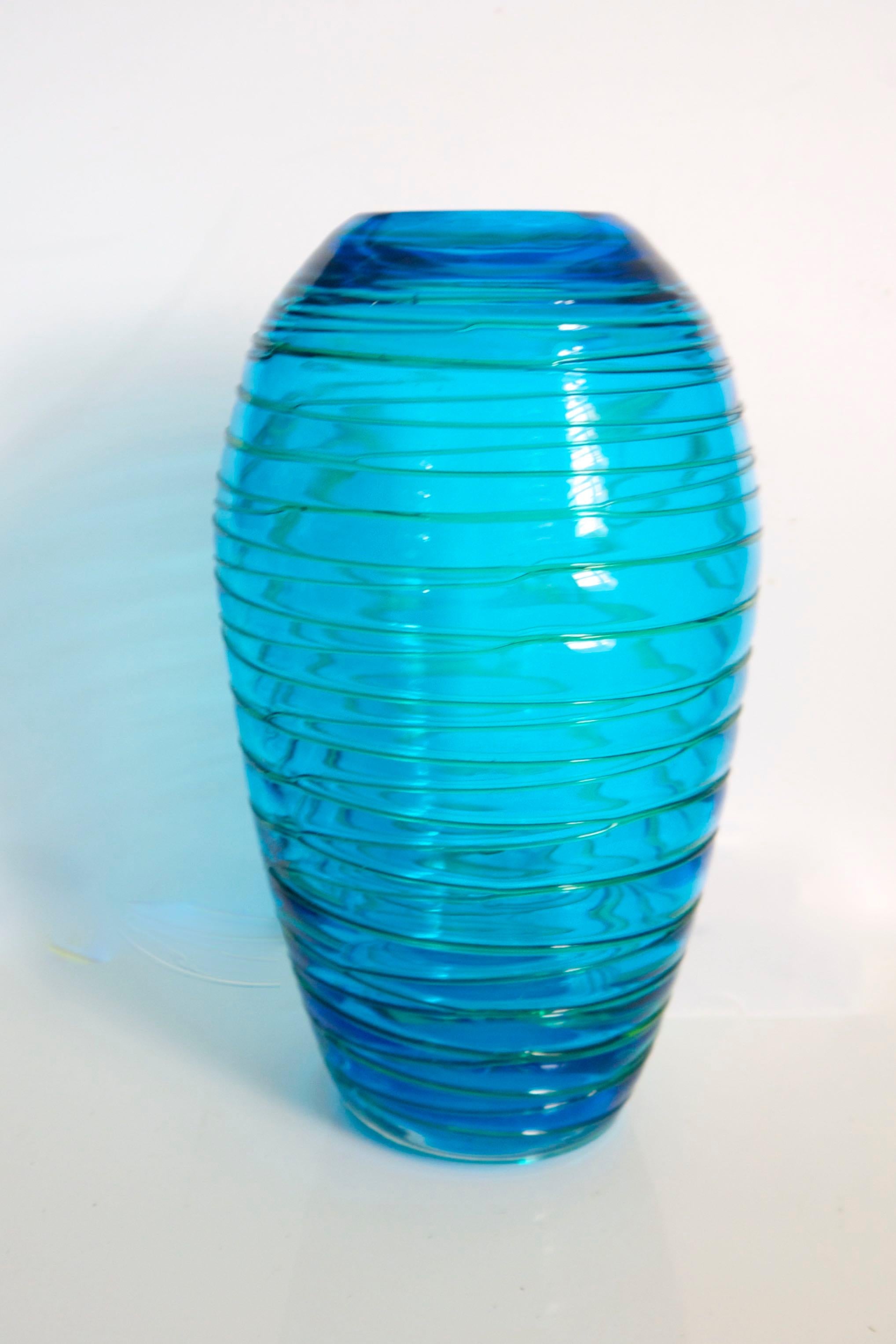 Cobalt blue glass vase with green spiralled glass threads, designed by Fulvio Bianconi (1915-1996) for Venini. Originally, this model was produced in different colors, circa 1970, Murano, Italy.

The vase is in excellent condition, with a polished