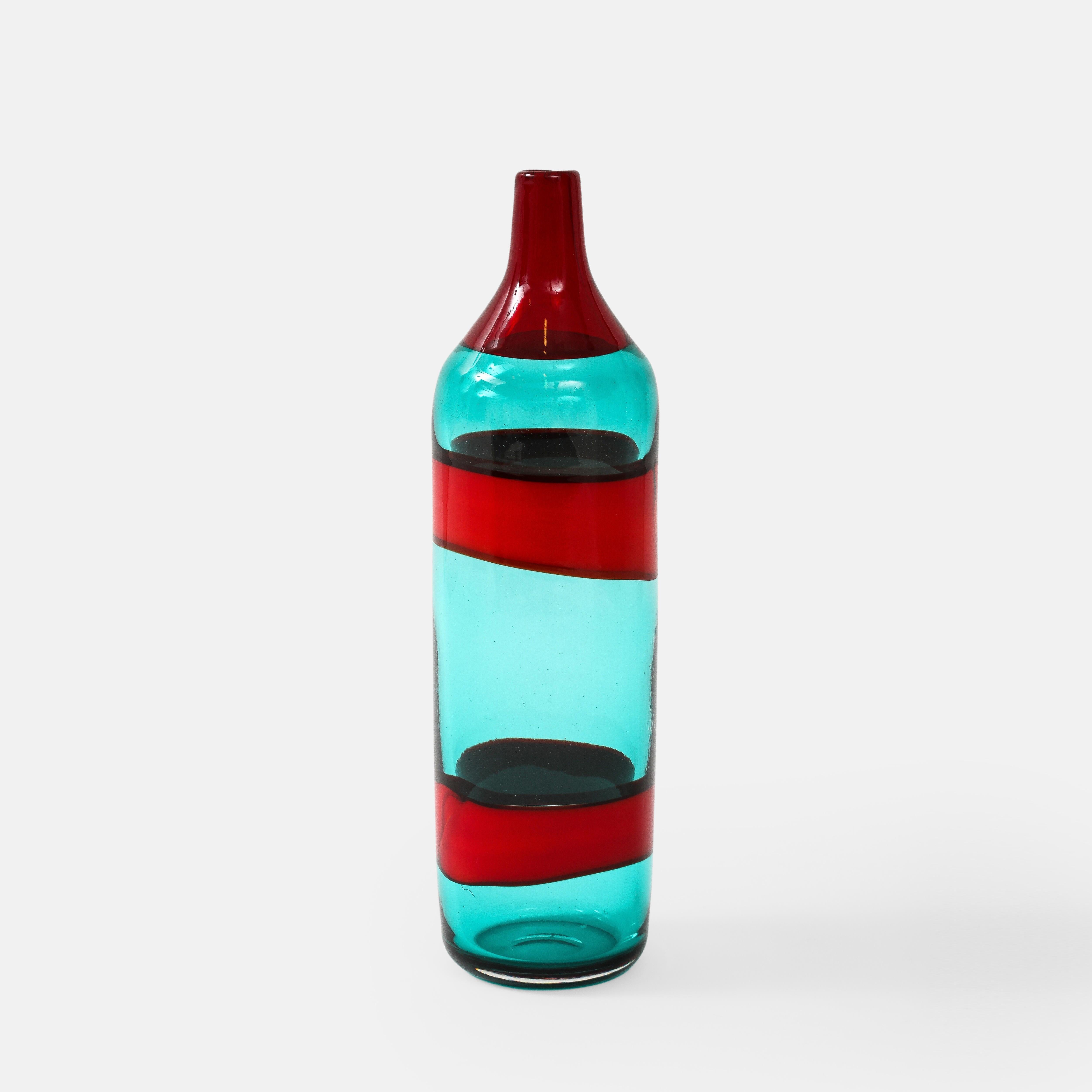 Polychromé Fulvio Bianconi pour Venini Fasce Orizzontali bouteille modèle 4315 en verre rouge vert  en vente