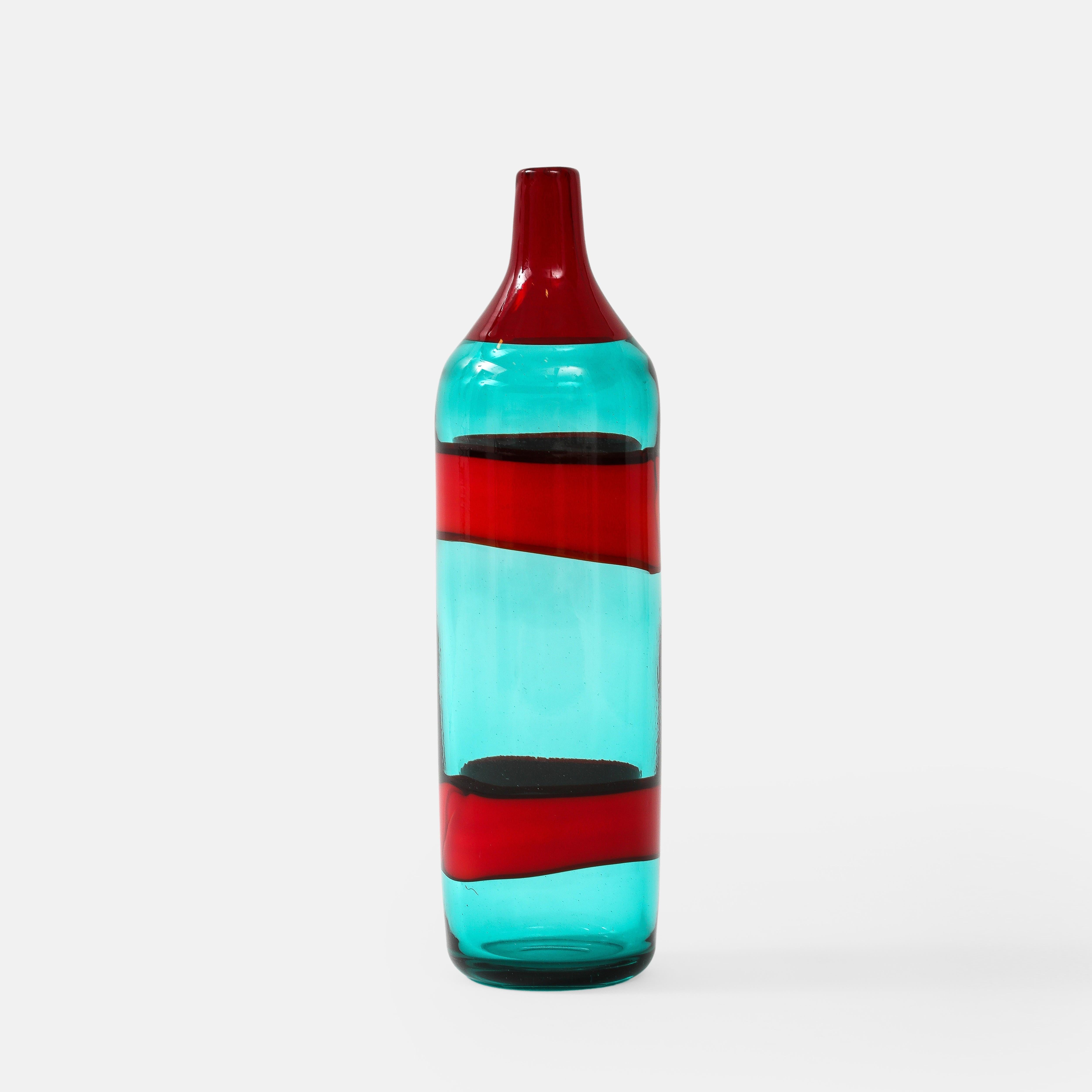 Fulvio Bianconi pour Venini Fasce Orizzontali bouteille modèle 4315 en verre rouge vert  Bon état - En vente à New York, NY