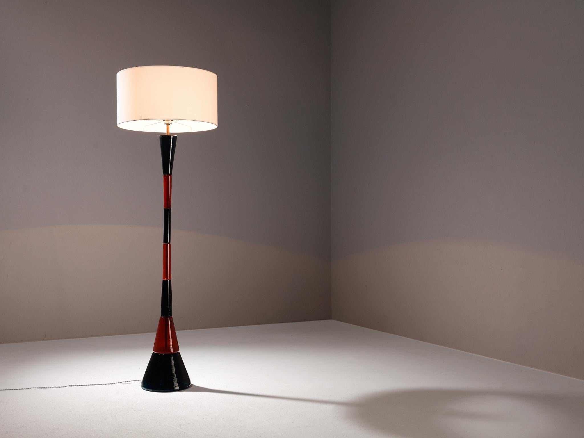 Fulvio Bianconi per Venini, lampada da terra, vetro, Italia, circa 1960

Una lampada da terra italiana davvero magnifica, disegnata dall'artista multidisciplinare Fulvio Bianconi (1915-1996) per la stimata azienda vetraria Venini, dove lavorava come