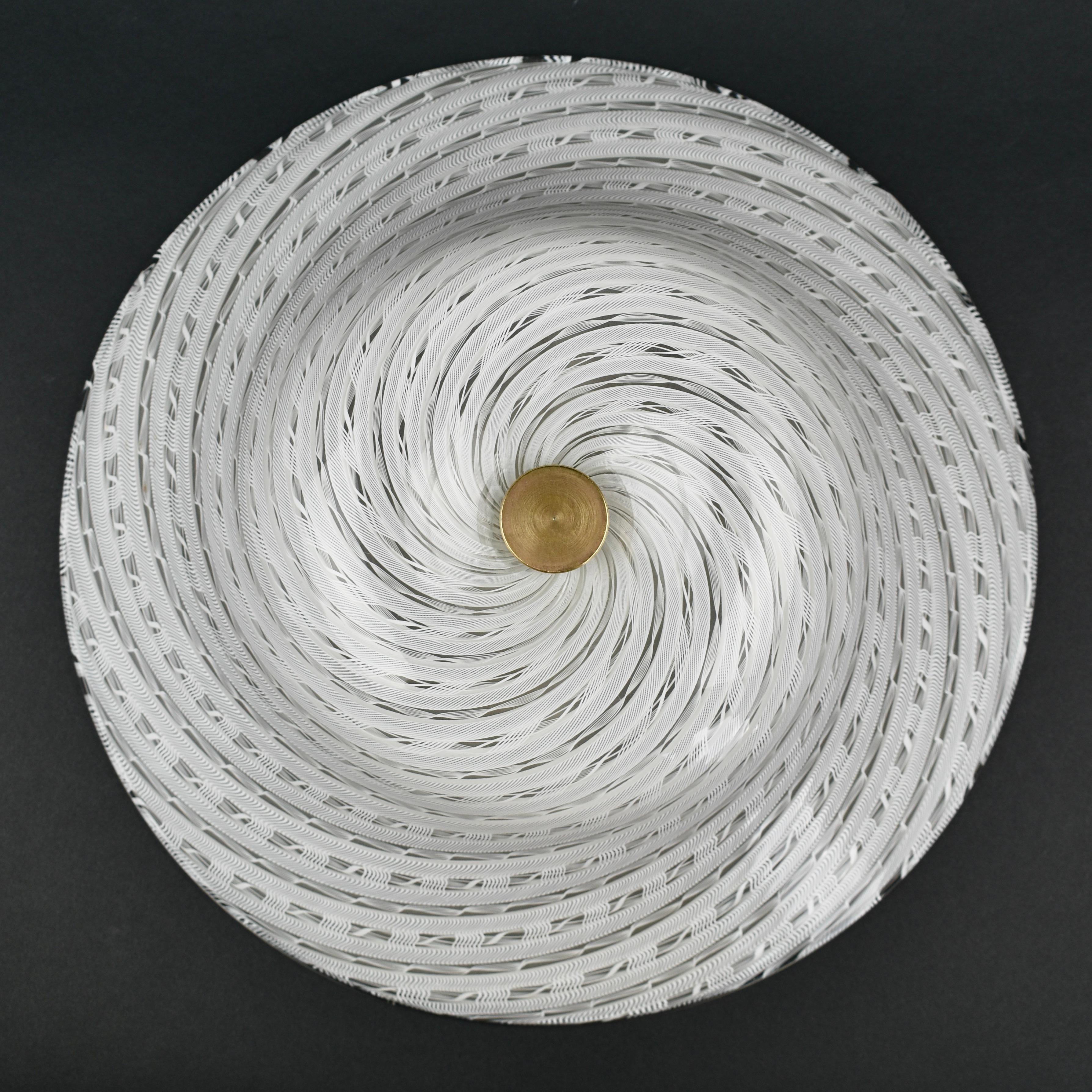 Diese atemberaubende Unterputzleuchte, die von dem legendären Fulvio Bianconi für Venini entworfen wurde, zeigt das Beste der Murano-Glaskunst aus der Mitte des Jahrhunderts. CIRCA 1950, mit einem hypnotisierenden weißen, undurchsichtigen