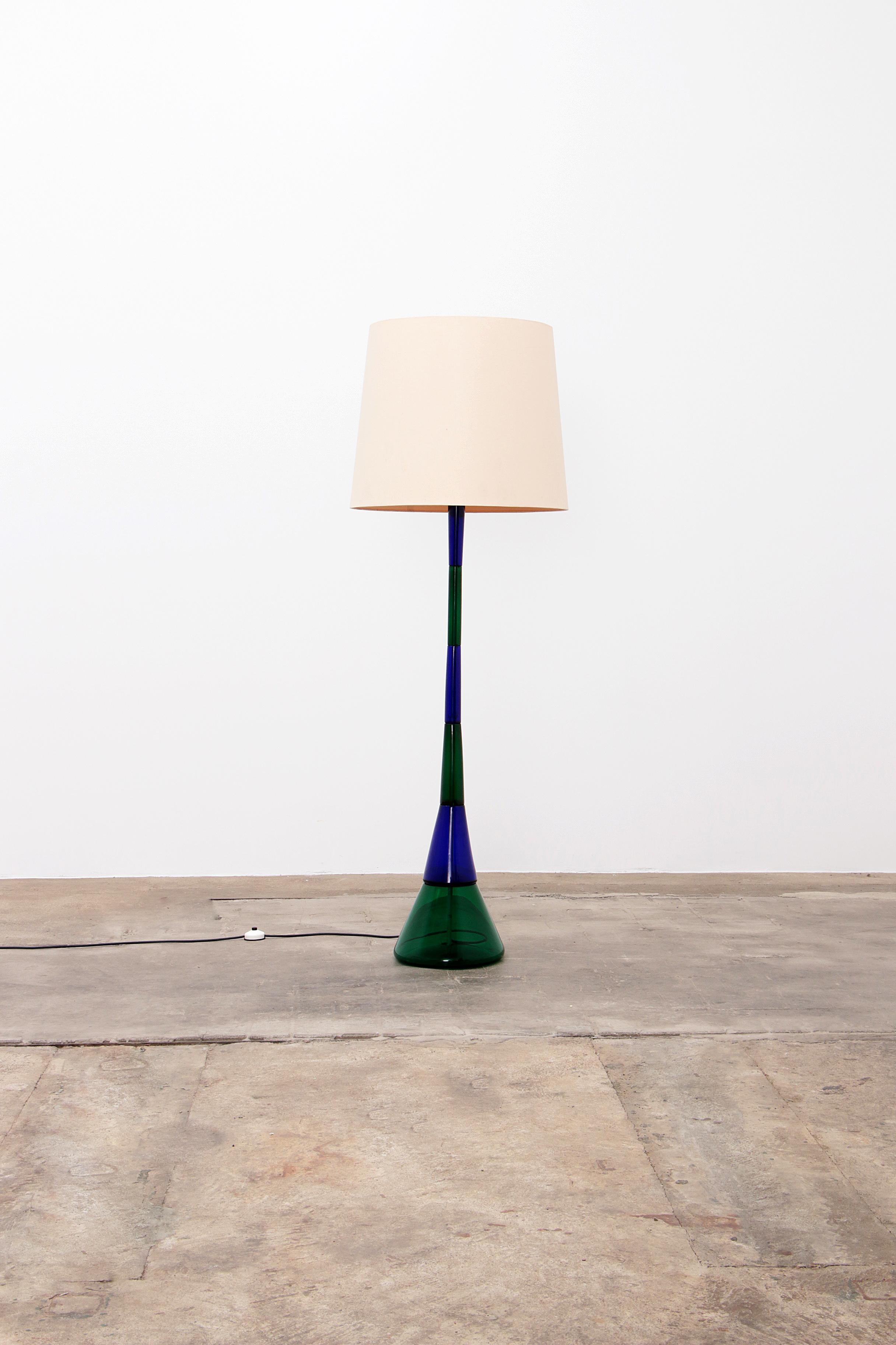 Scopri l'eleganza senza tempo della lampada da terra Fulvio Bianconi per Venini, un capolavoro in vetro soffiato a mano proveniente da Murano, Italia, circa 1960. Questa lampada da terra unica combina alternativamente vetro blu e verde, dando vita a
