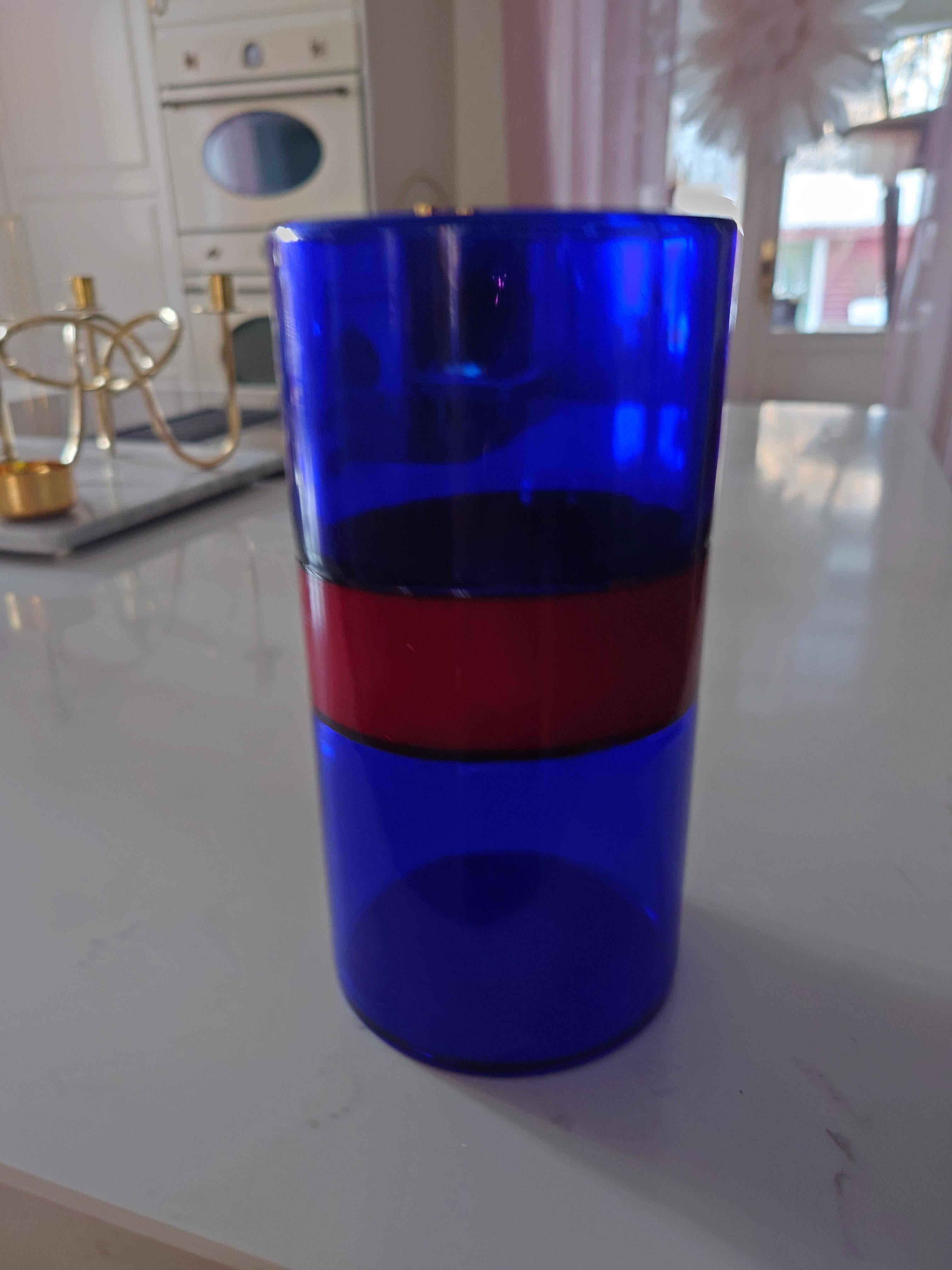 Beautiful vintage vase Murano hand blown cobalt blue and red ribbon. Documented to designer Fulvio Bianconi for Venini circa 1960s. He worked for the company between 1953-1965. Would make a great display piece on any desk, vanity or coffee table.