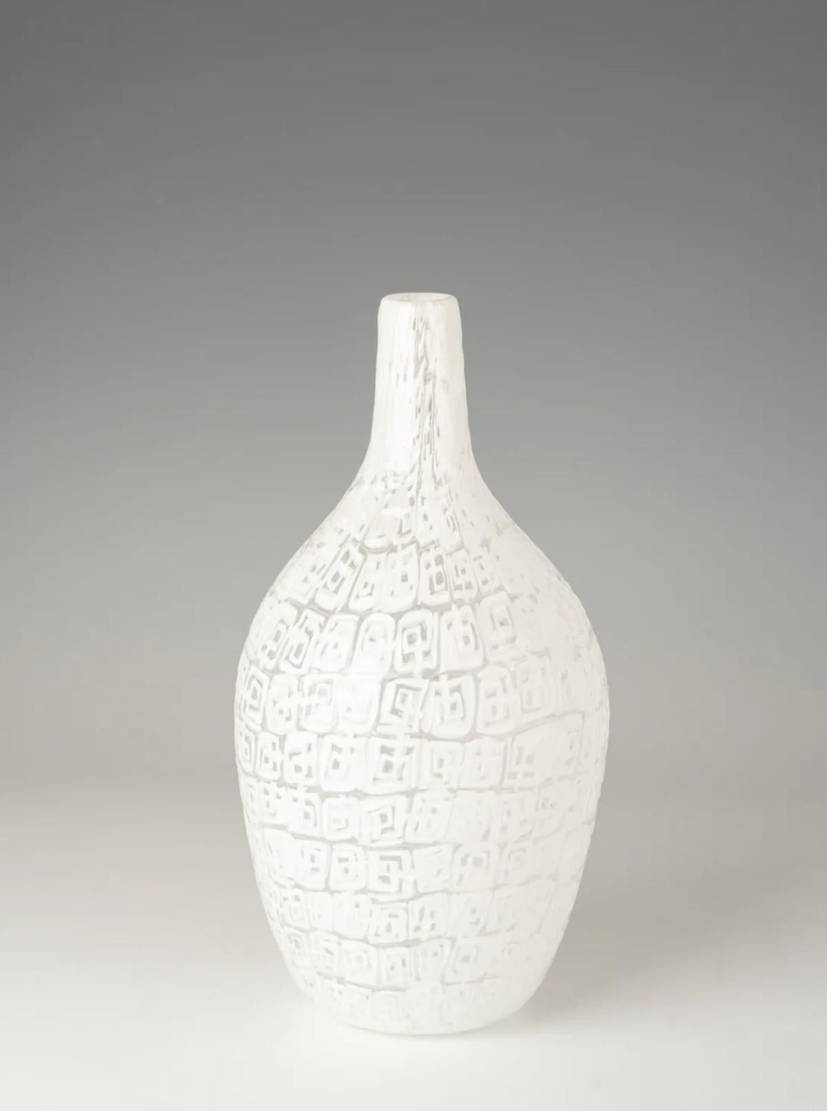 Fulvio Bianconi vaso di murrine ad acido firmato Venini 1953

vaso lattimo murrine disegnato da fulvio bianconi per venini 1953. È composto da murrine a spirale lattimo.

dimensioni: 32 cm. di altezza 17 cm.

firma acida: venini murano