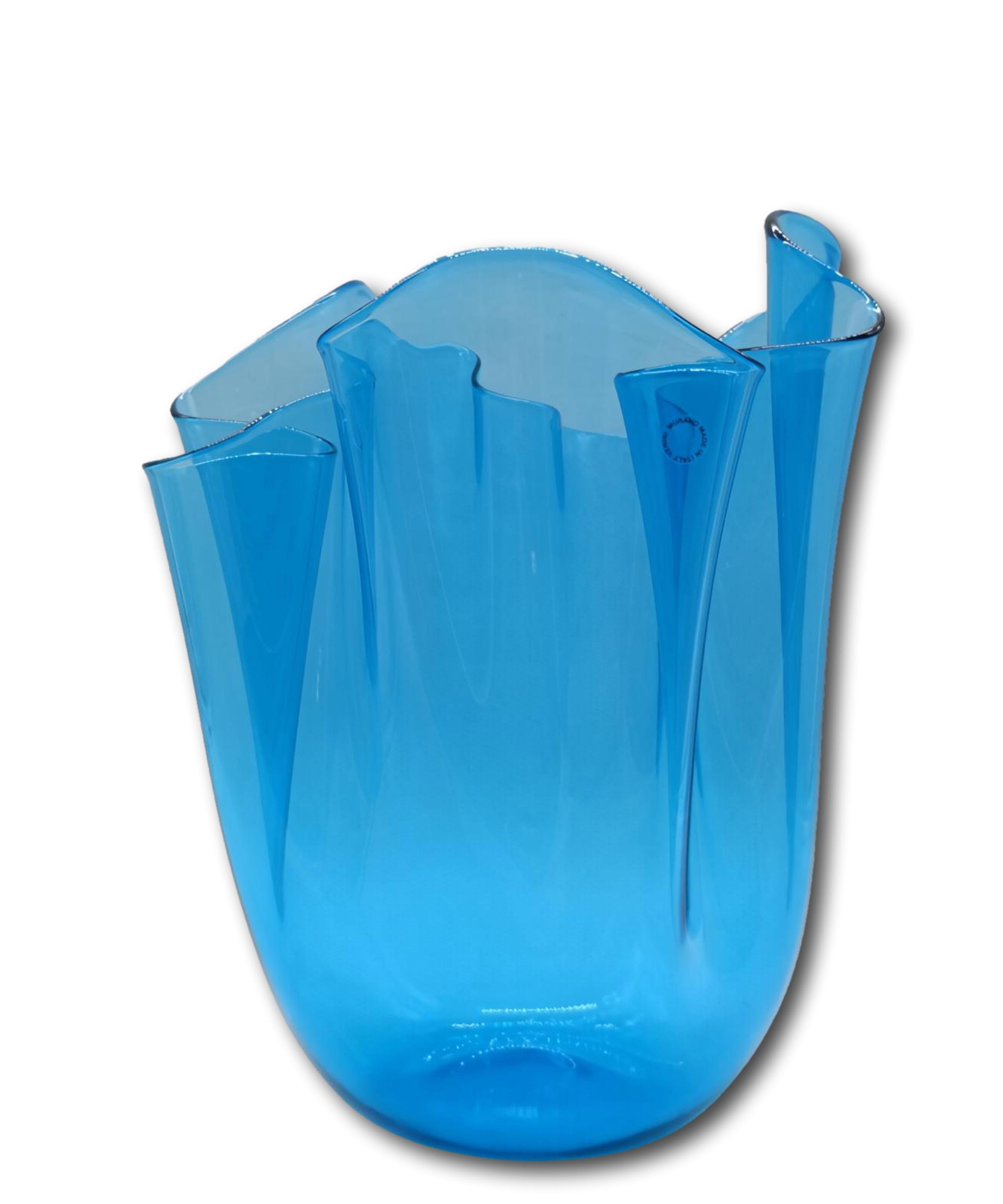 Grande Vaso Mod. Fazzoletto disegnato da Fulvio Bianconi per la nota Ditta di Murano Venini,  in vetro di Murano  nei toni dell'azzurro e del turchese, firma incisa alla base, Venini 2003