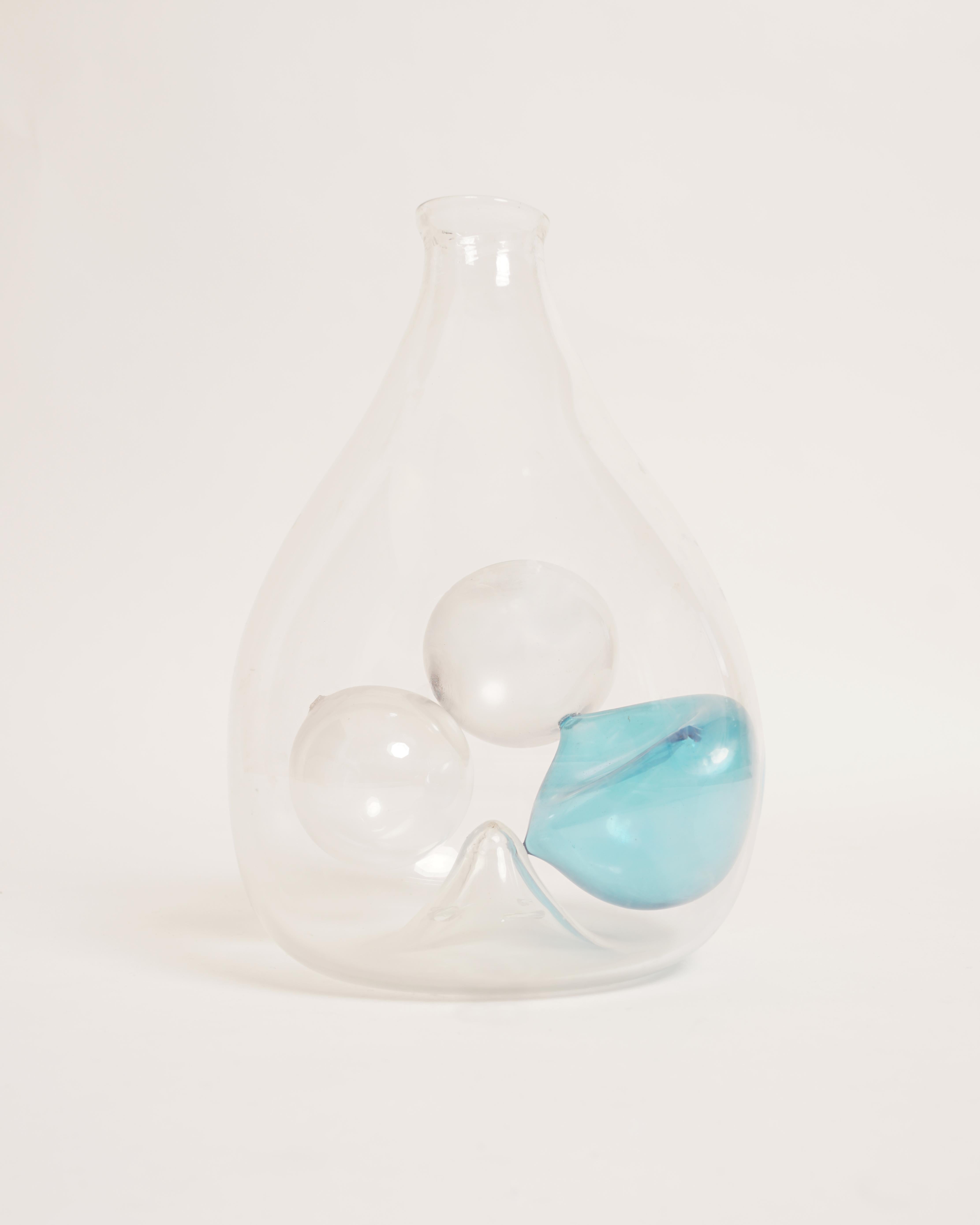 Fulvio Bianconi
Privatsammlung von Bianconi, um 1960
Ausführung: Geblasenes Glas, klar und blau, mit Glasblasen im Inneren.
Unterschrieben: Bianconi
H : 23 cm (9.05