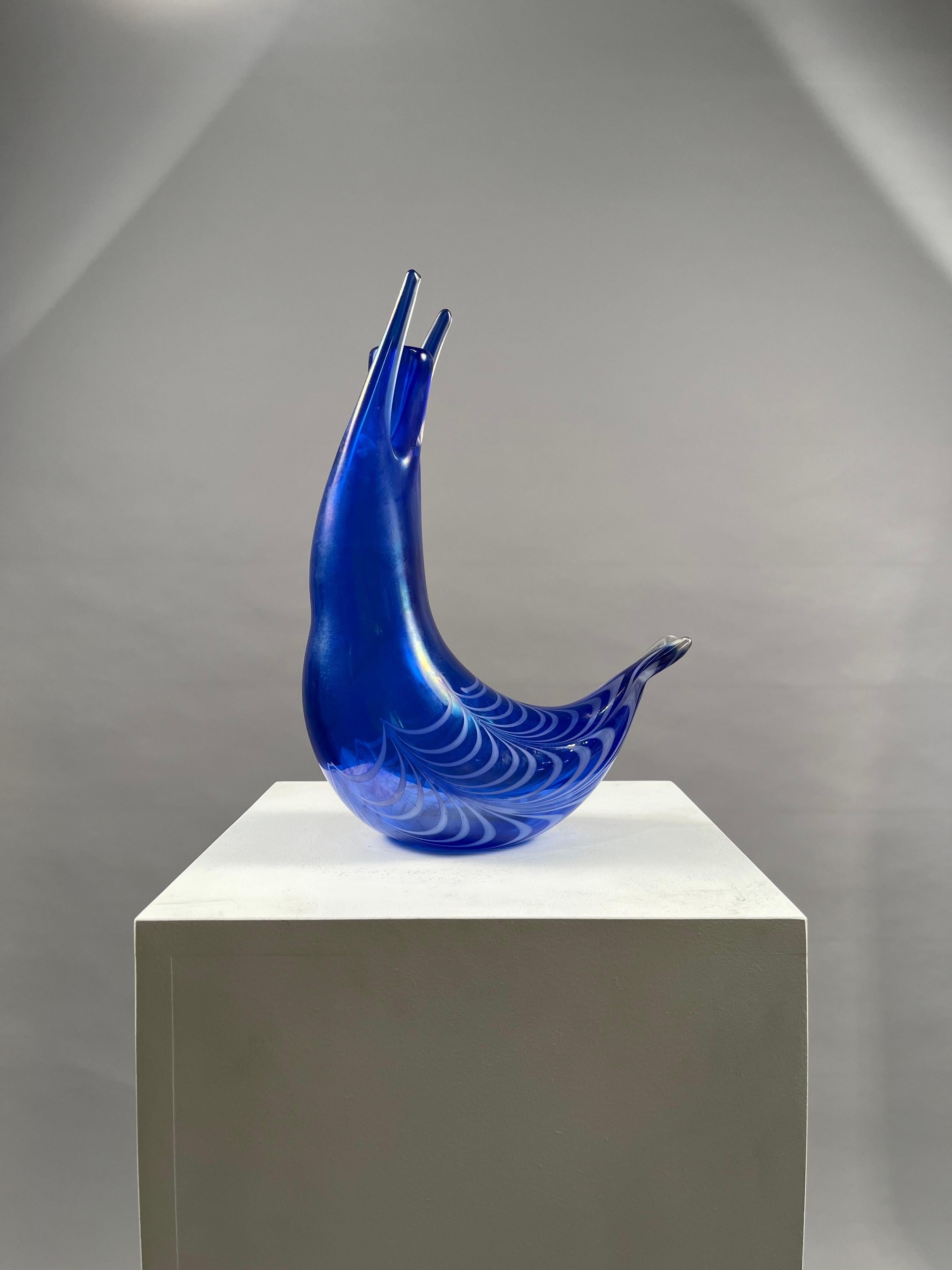 Vase Sirena a rete, modèle 4201, attribué à Fulvio Bianconi pour Venini, Murano, Italie vers 1950.
Verre soufflé irisé avec décoration lattimo.
Le vase n'est pas signé mais je garantis l'authenticité de cette pièce.