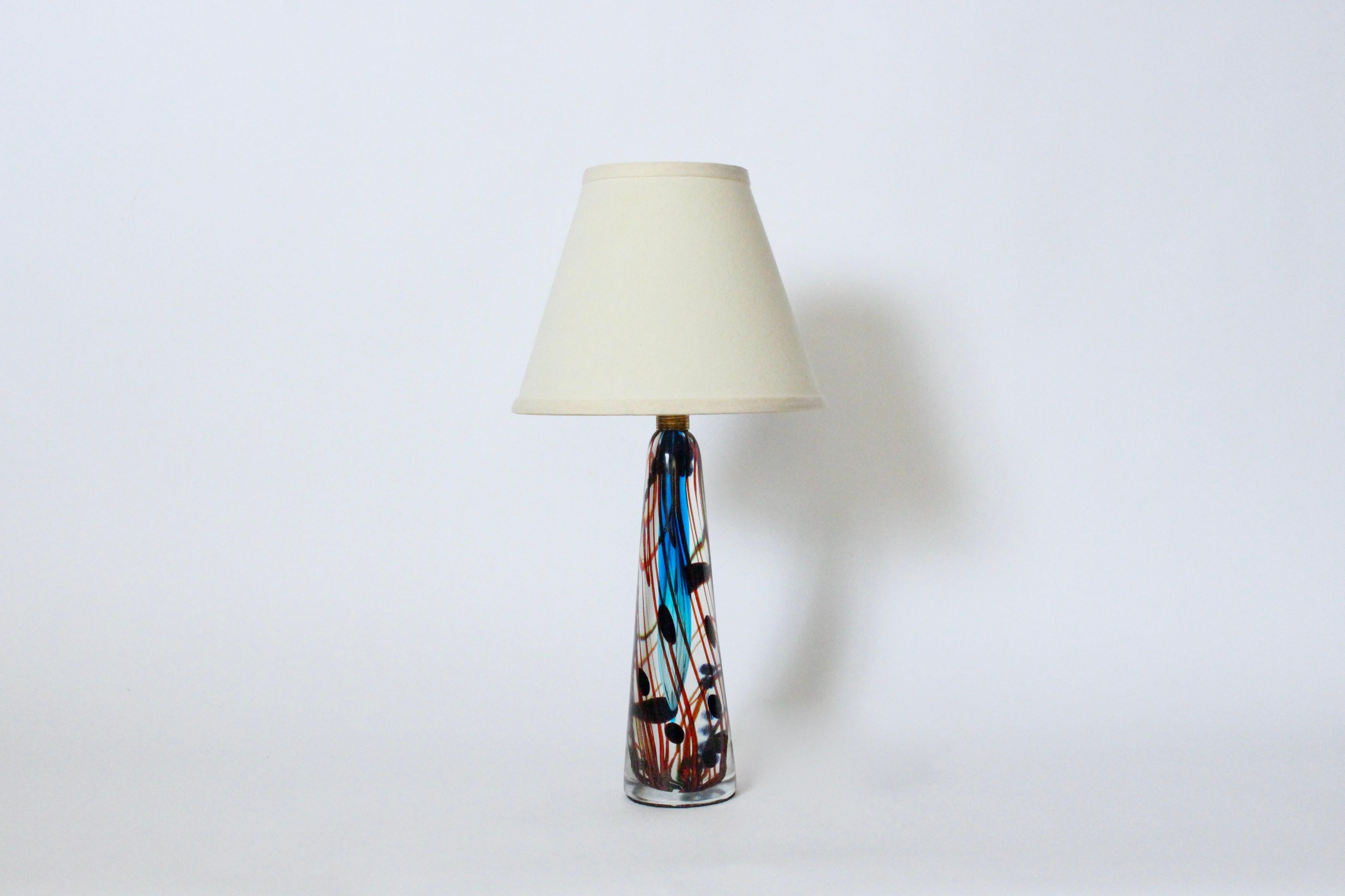 Italian Modern Fulvio Bianconi style hand blown glass table lamp, 1960's. Featuring an elongated transparent cone form and water like movement. Hand crafted with Blue and Aqua coloration including swirling tadpole like Black droplets and Dark Red