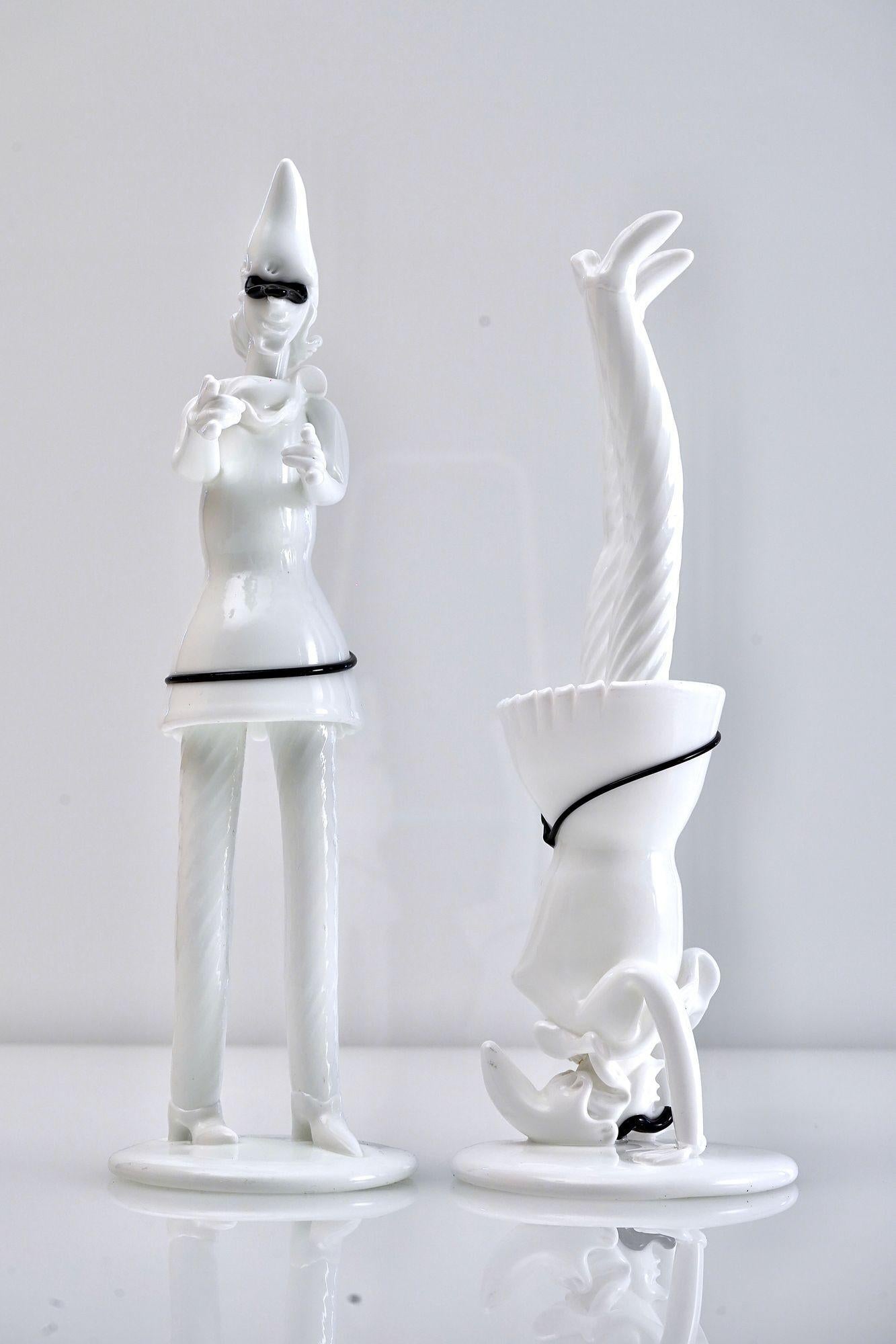 Pair of white lattimo figurines with black details. Fulvio Bianconi, designer at Venini. Very good detailed quality. White lattimo glass with black applications.
The pieces belong to the famous Tiepoleschi serie, designed by Fulvio Bianconi.
Base