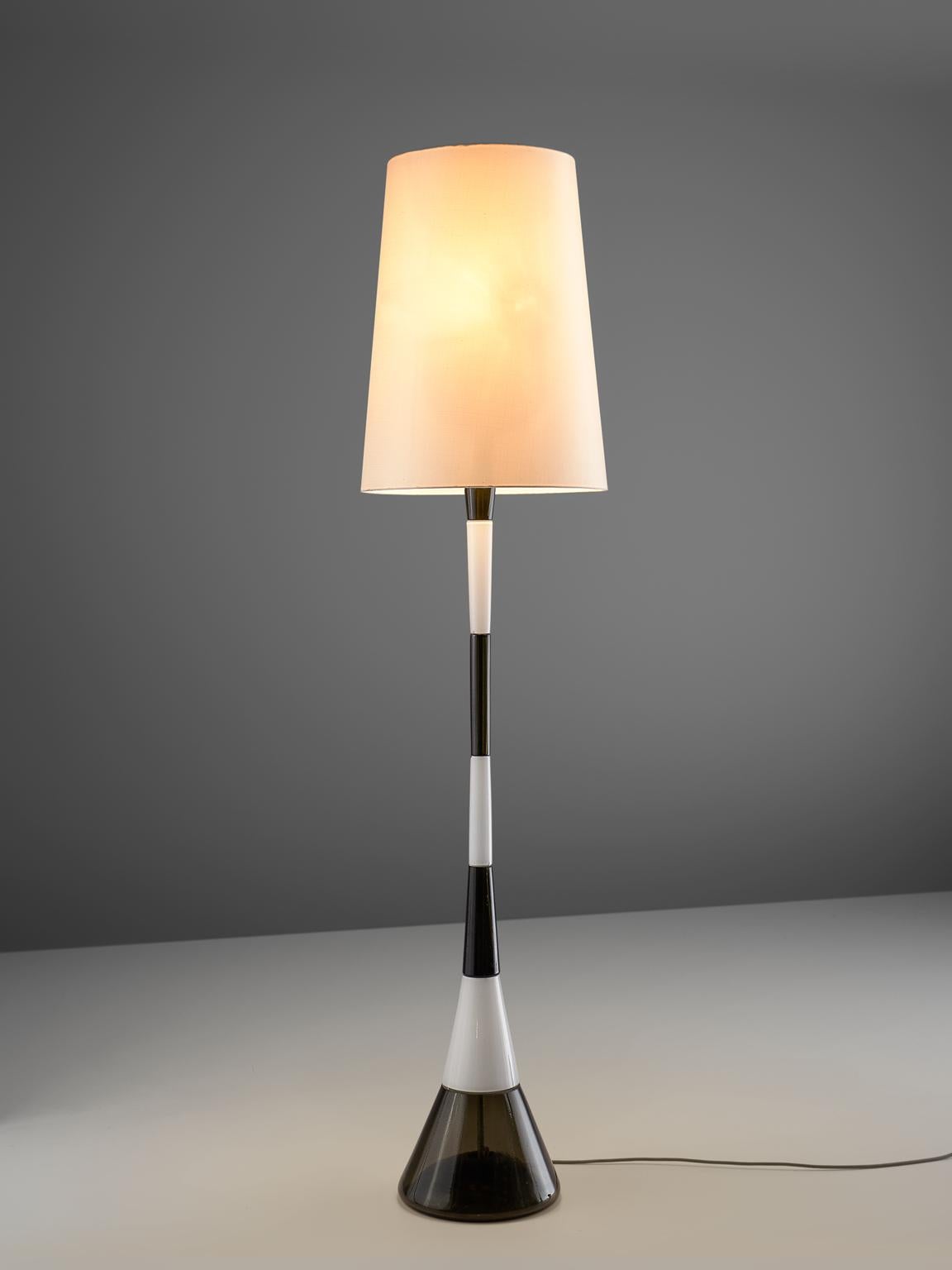 Fulvio Bianconi pour Venini, lampadaire, verre de Murano et laiton, Italie, années 1950.

Rare lampadaire en verre de Murano bicolore conçu par l'artiste verrier italien Fulvio Bianconi. La lampe à pied est constituée de couches de verre colorées