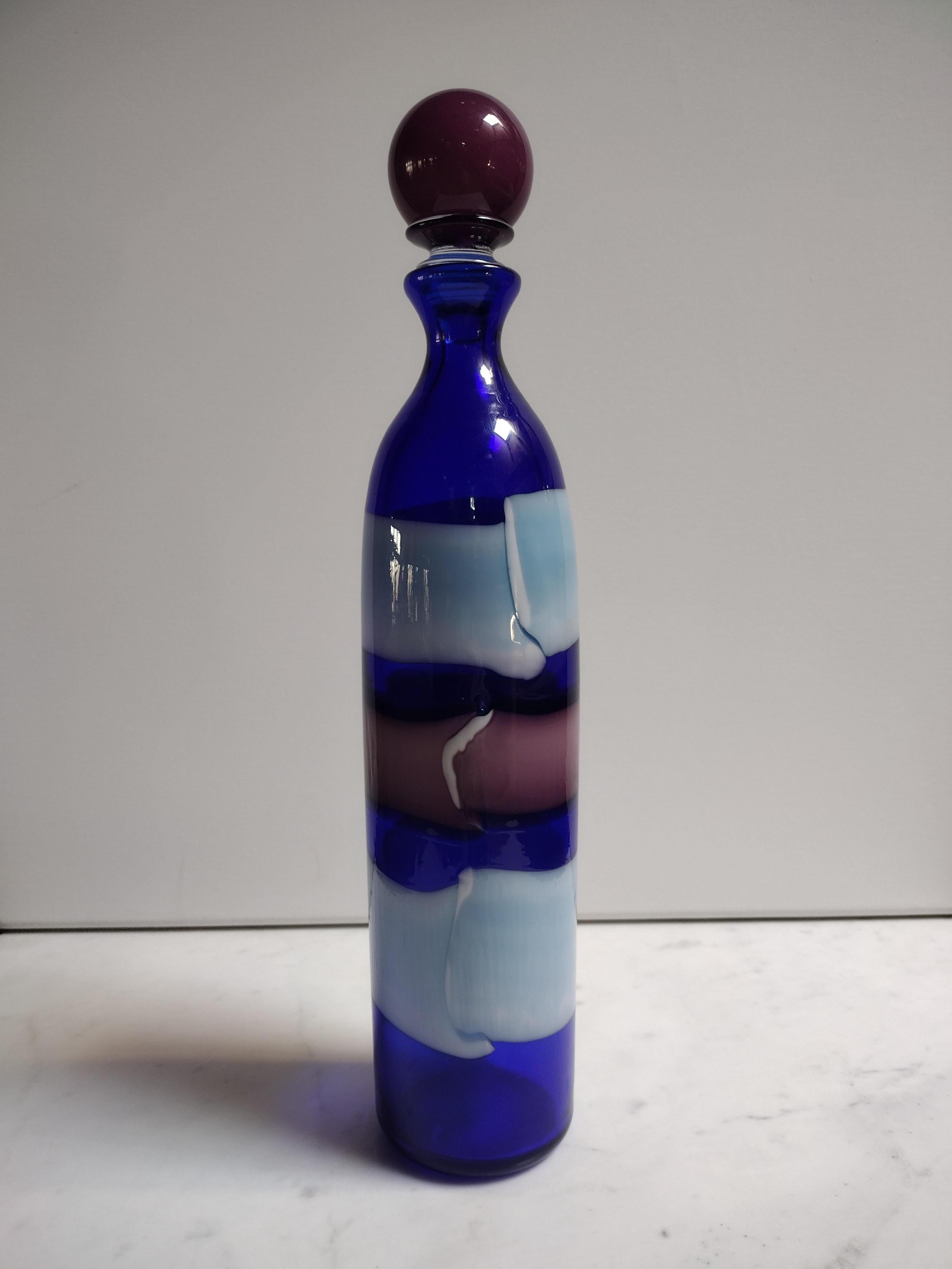 Un beau vase bouteille Fulvio Bianconi pour Venini A Fasce Orizzontali avec bouchon documenté au modèle 4581. Fabriqué à la main sur l'île vénitienne de Murano à partir du verre d'art italien le plus fin. Les bandes bleu clair et mauve ou violet se