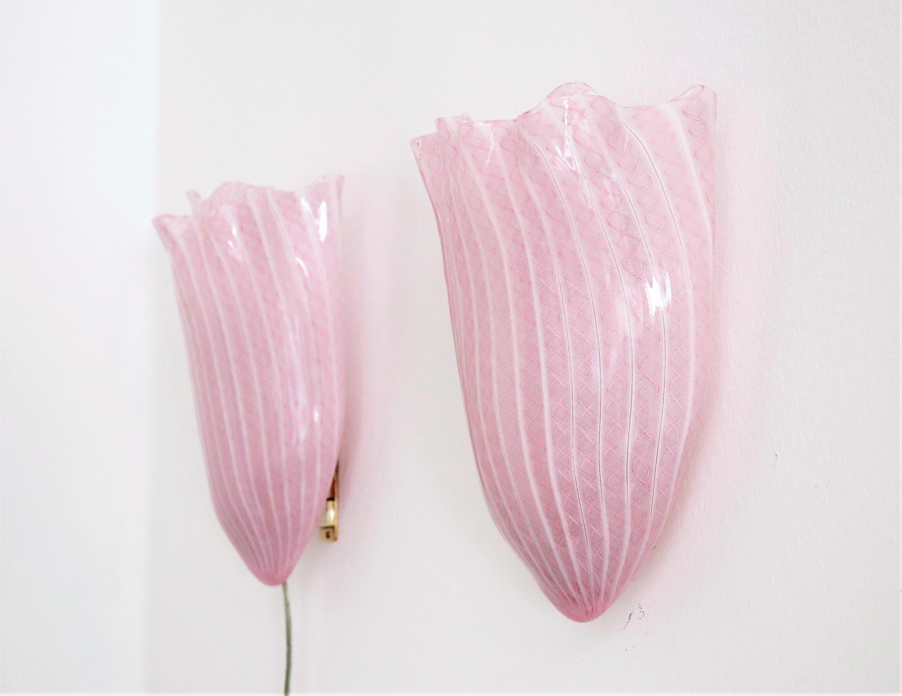 Wunderschönes und seltenes Paar Wandleuchter, handgefertigt von Murano Glasmeister Fulvio Bianconi für Venini in den 1950er Jahren.
Beide Wandleuchten sind aus rosa und weiß gewirbeltem Murano-Kunstglas in Zanfirico