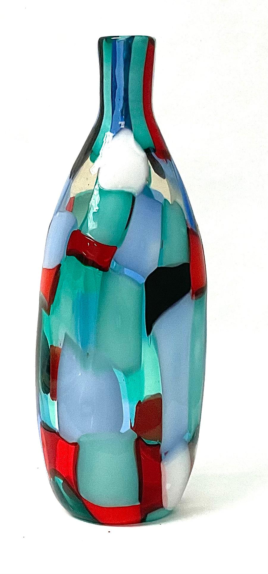 Grand vase Venini Pezzato modèle 4319 conçu par Fulvio Bianconi vers les années 1950. Le vase conserve sa signature originale à l'acide, Venini Murano Italia. 

 Né à Padua, Bianconi fait preuve d'un talent précoce pour le dessin et gagne sa vie