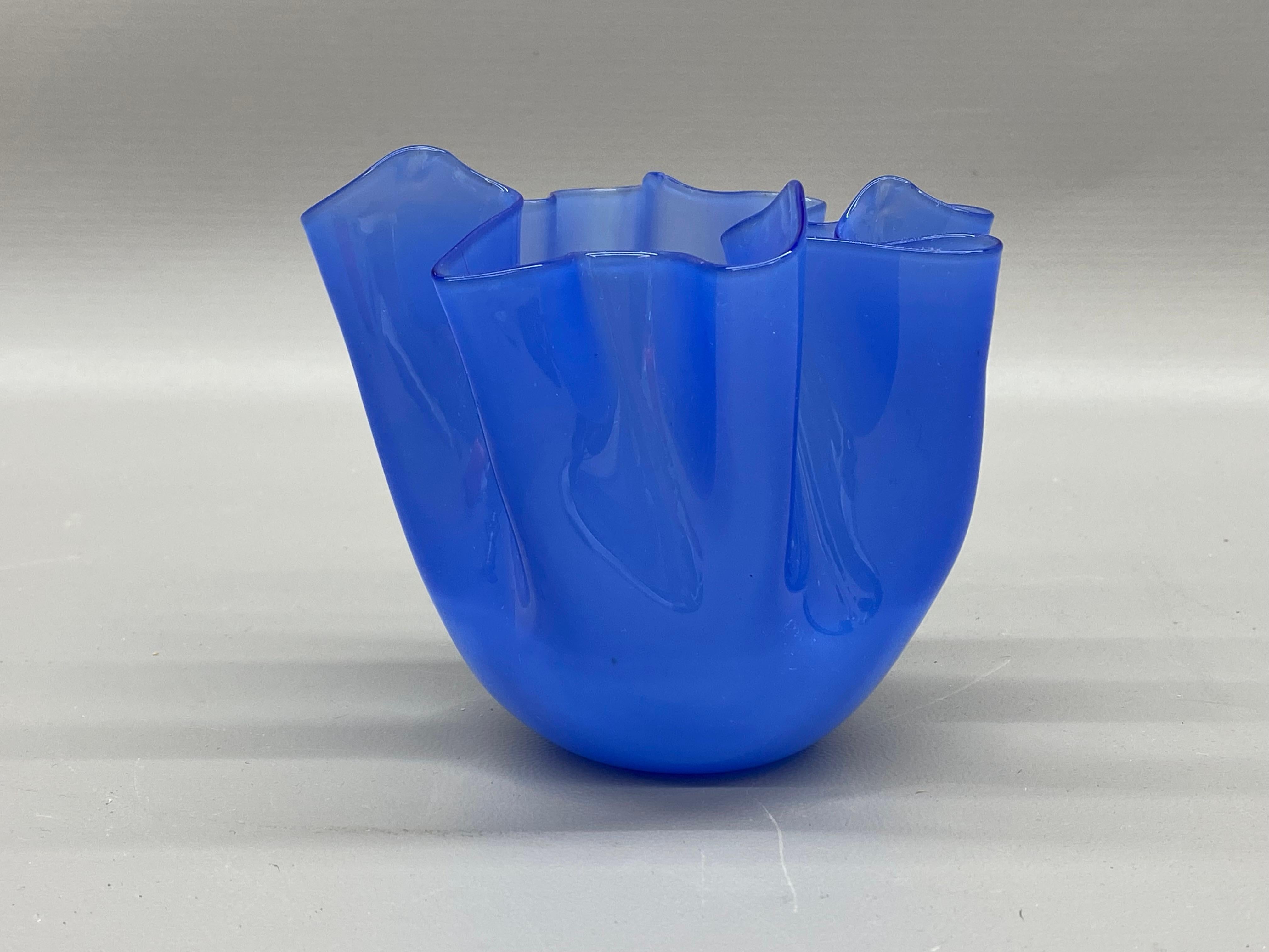 Die berühmte Taschentuch-Vase von Venini, Murano-Glasvase. Gekräuselt, geknickt, gekniffen und gezogen zu einem einzigartigen Kunstwerk aus azurblauem Glas.  Auffallend schön und zart. Schöner geschliffener und polierter Boden. Diese Vase wurde vom