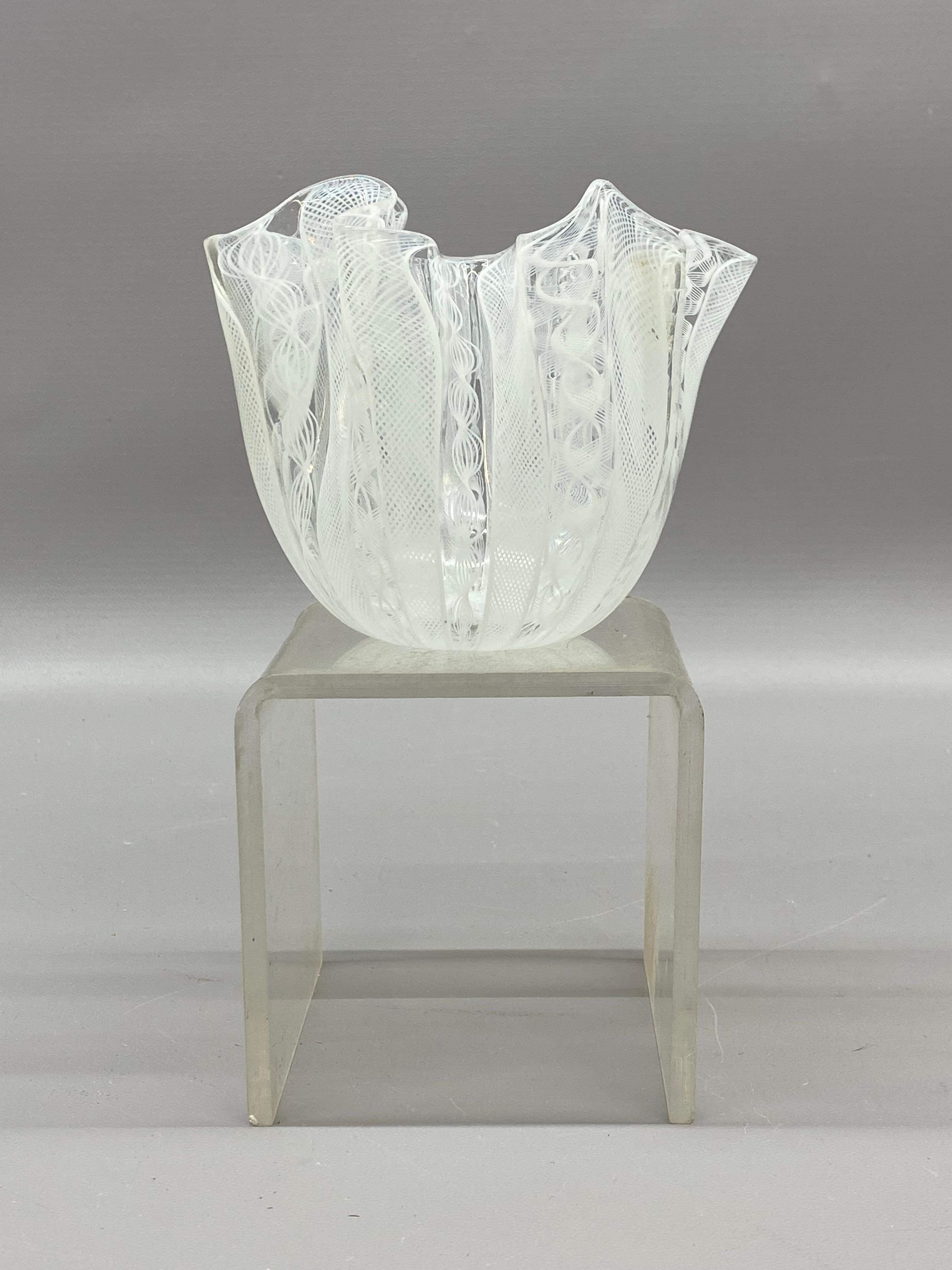 Le célèbre mouchoir de poche conçu par Venini, vase en verre de Murano. Les objets sont sertis, plissés, taillés et tirés pour former une œuvre d'art en verre unique en son genre. Le zanfirico est une méthode qui consiste à assembler des cannes de