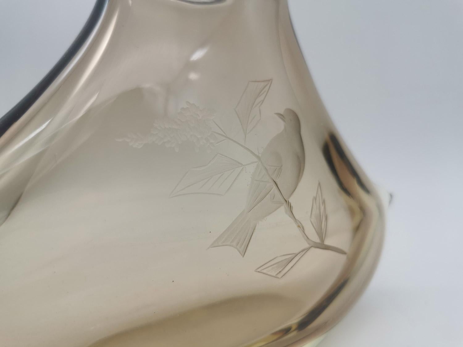 Fumè Böhmische Vase aus dickem Glas mit Gravuren im Angebot 5