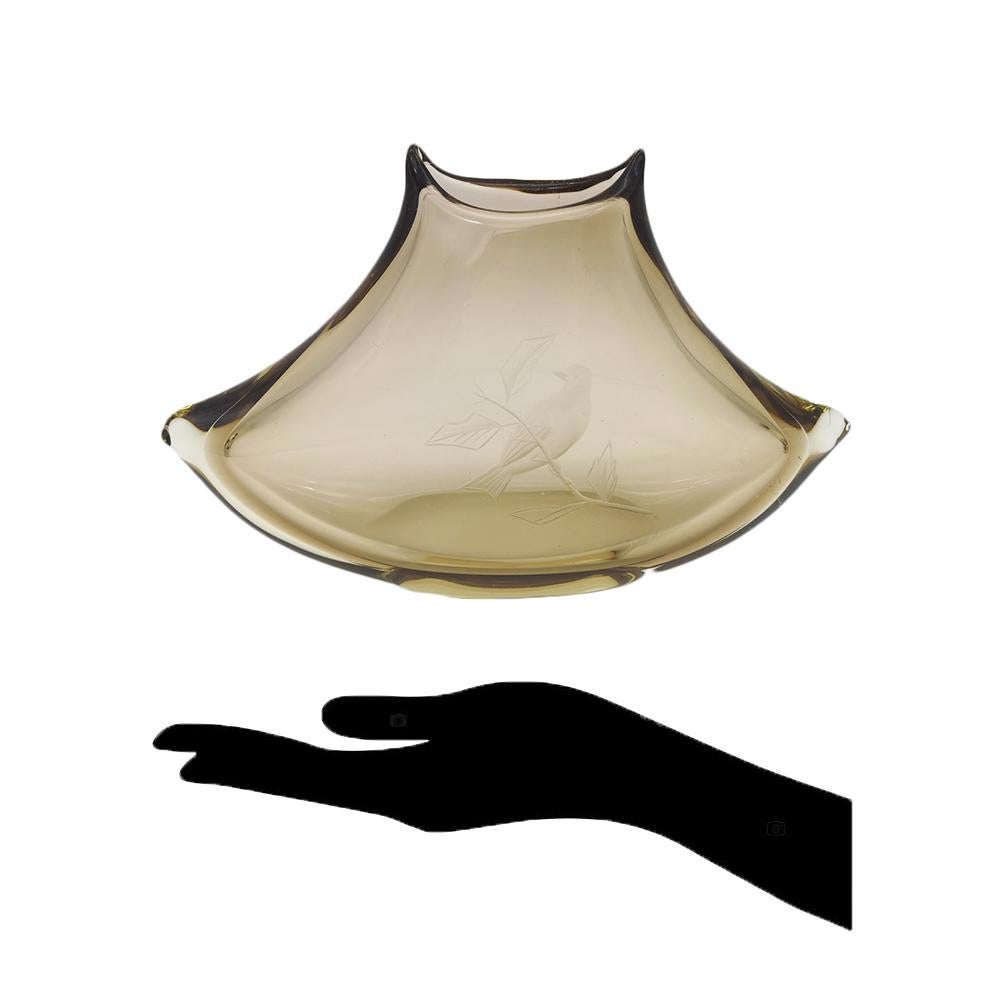 Fumè Böhmische Vase aus dickem Glas mit Gravuren im Angebot 6