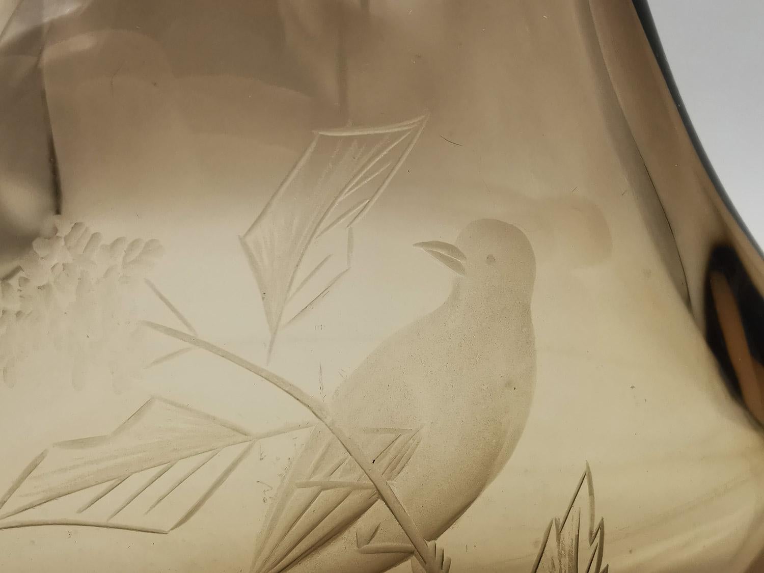 Fumè Böhmische Vase aus dickem Glas mit Gravuren (Mitte des 20. Jahrhunderts) im Angebot