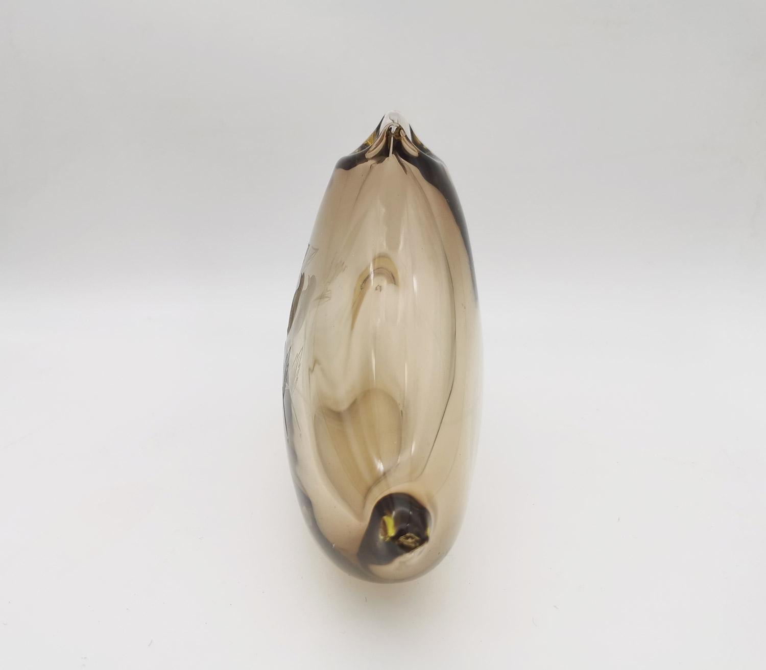 Fumè Böhmische Vase aus dickem Glas mit Gravuren im Angebot 1
