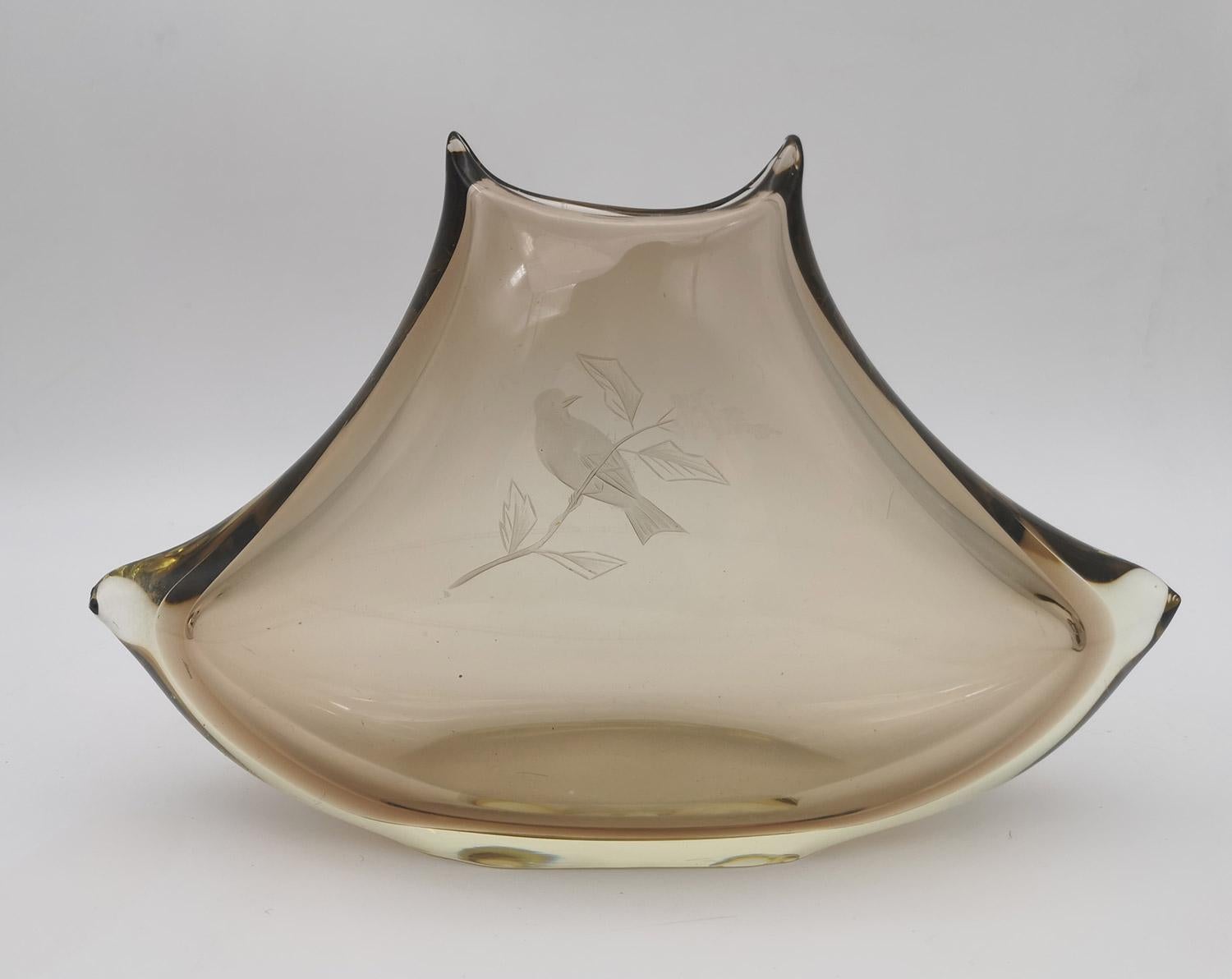 Fumè Böhmische Vase aus dickem Glas mit Gravuren im Angebot 2
