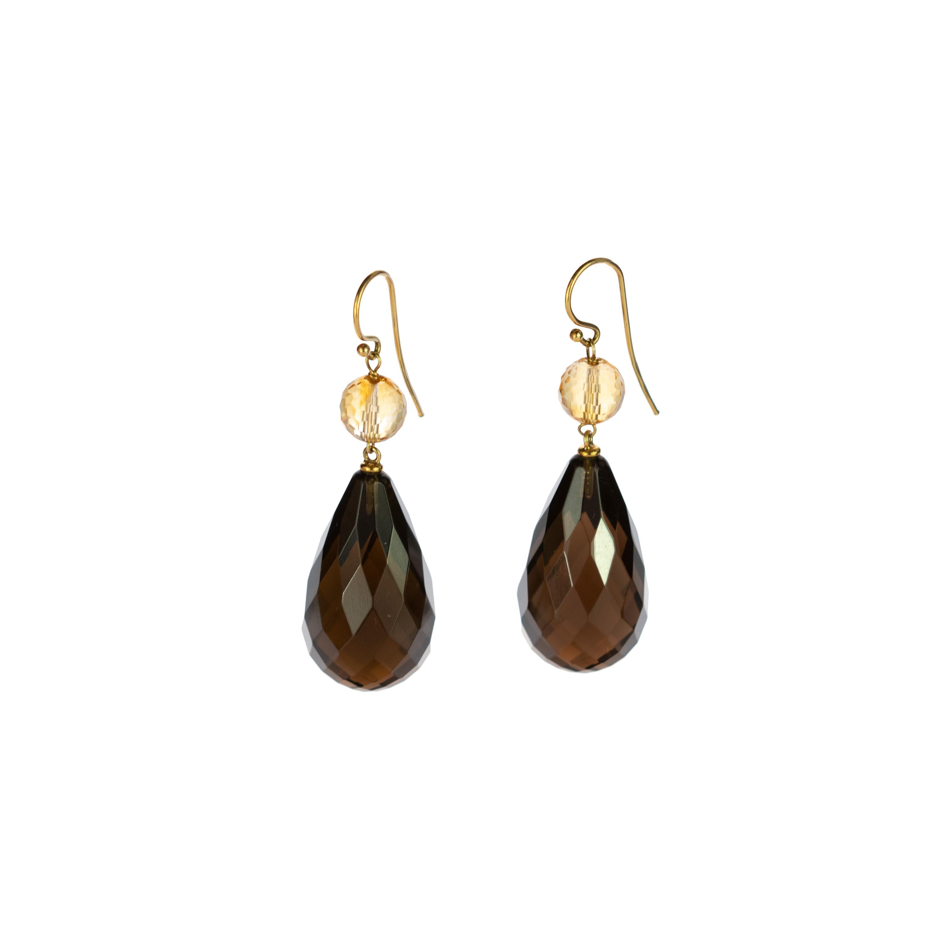 An enchanted radiant Fume Quartz round spheres held by an 18 karat yellow gold delicate chain to a deep dark Citrine quartz briolette. Modern tear designs jewels that combine voluminous shapes with vivid colours, resulting in dangle and bold,