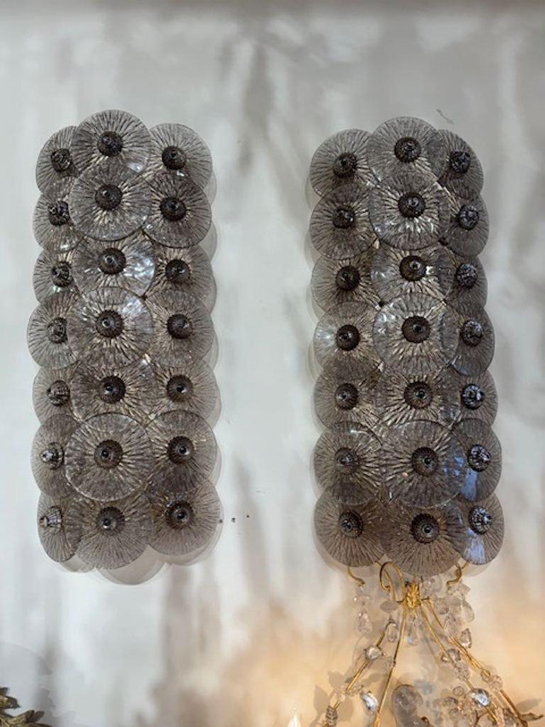 Paire d'appliques modernes à disque de fumée de la manière Murano Mezzega. Les appliques ont été recâblées par des professionnels et sont prêtes à être accrochées. 26h x 11w x 4.5d