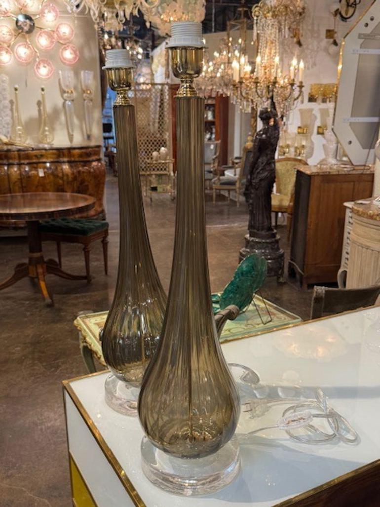 Elegante, rauchfarbene, gerippte Lampen aus Murano-Glas in Birnenform auf Sockeln aus Lucit.  Ein schönes Statement in einem schönen Zuhause!
7b x 25,5h