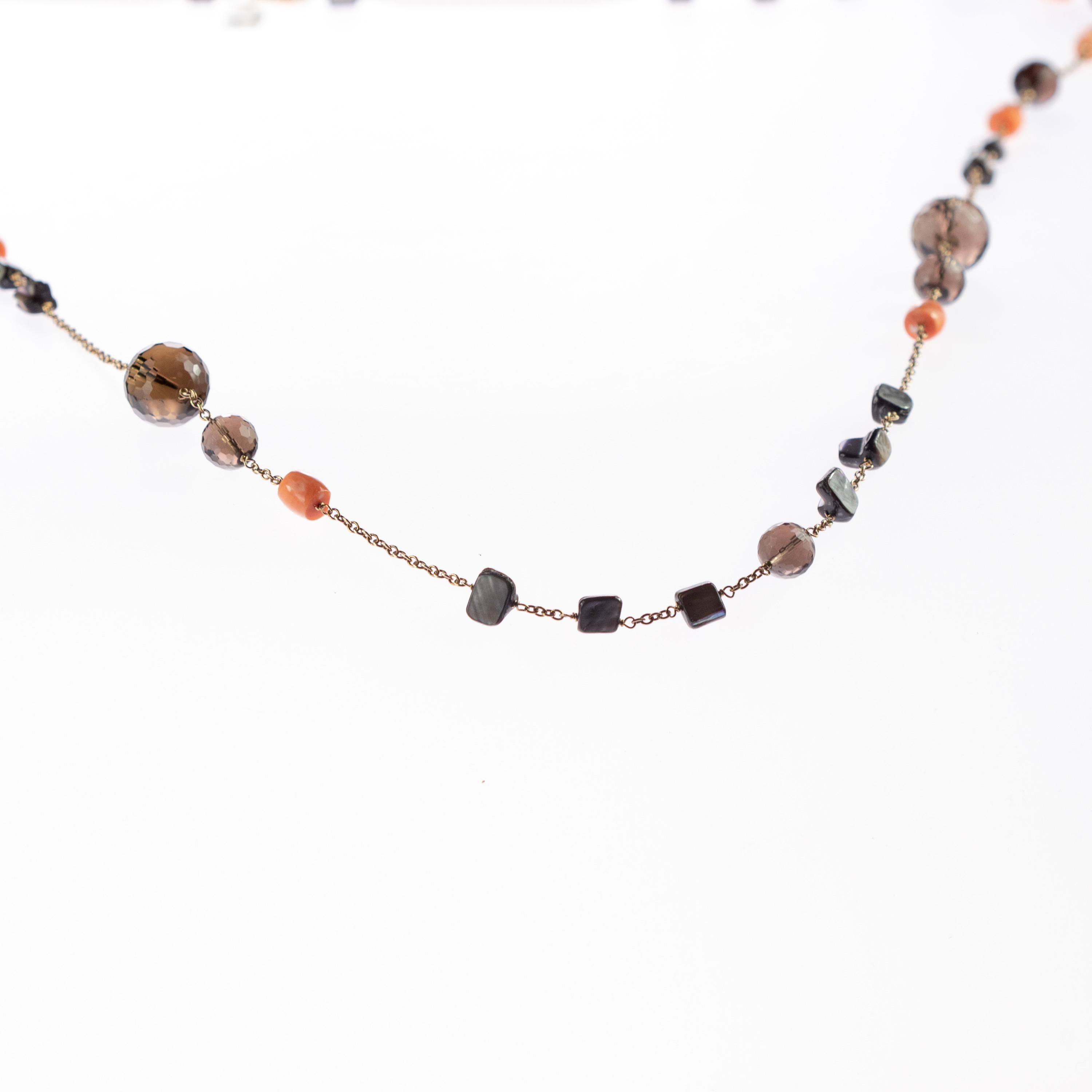Long collier enveloppant court en perles de corail, quartz fumé, corail et nacre, autour d'un collier en vente 1