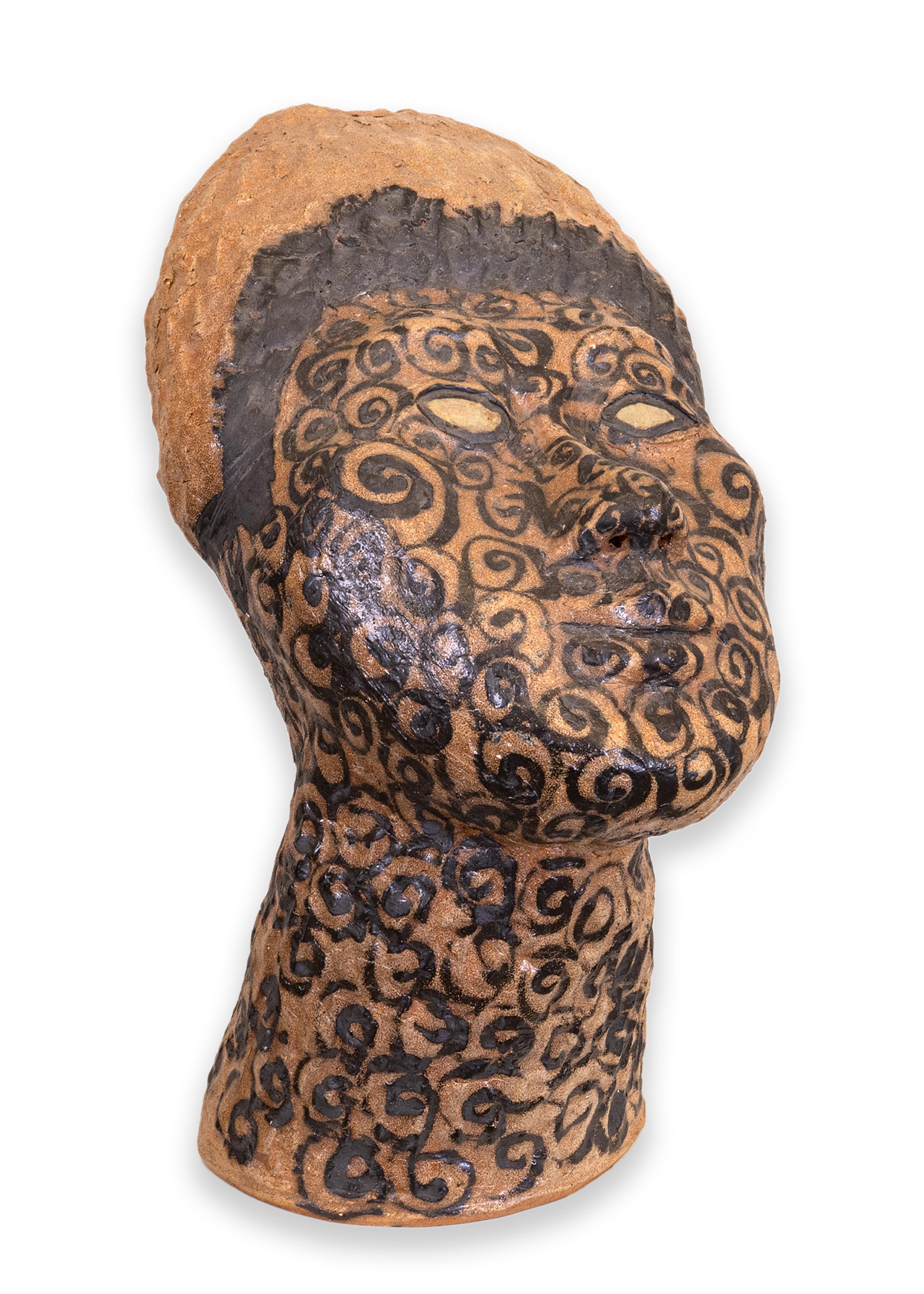 Una coppia unica di teste asiatiche in ceramica dell'artista giapponese Fumio Takasugi, circa anni '70. Firmato sulla base. Dipinto a mano con un disegno intricato e stilizzato. Le forme scultoree aggiungono drammaticità e fascino a uno spazio dal