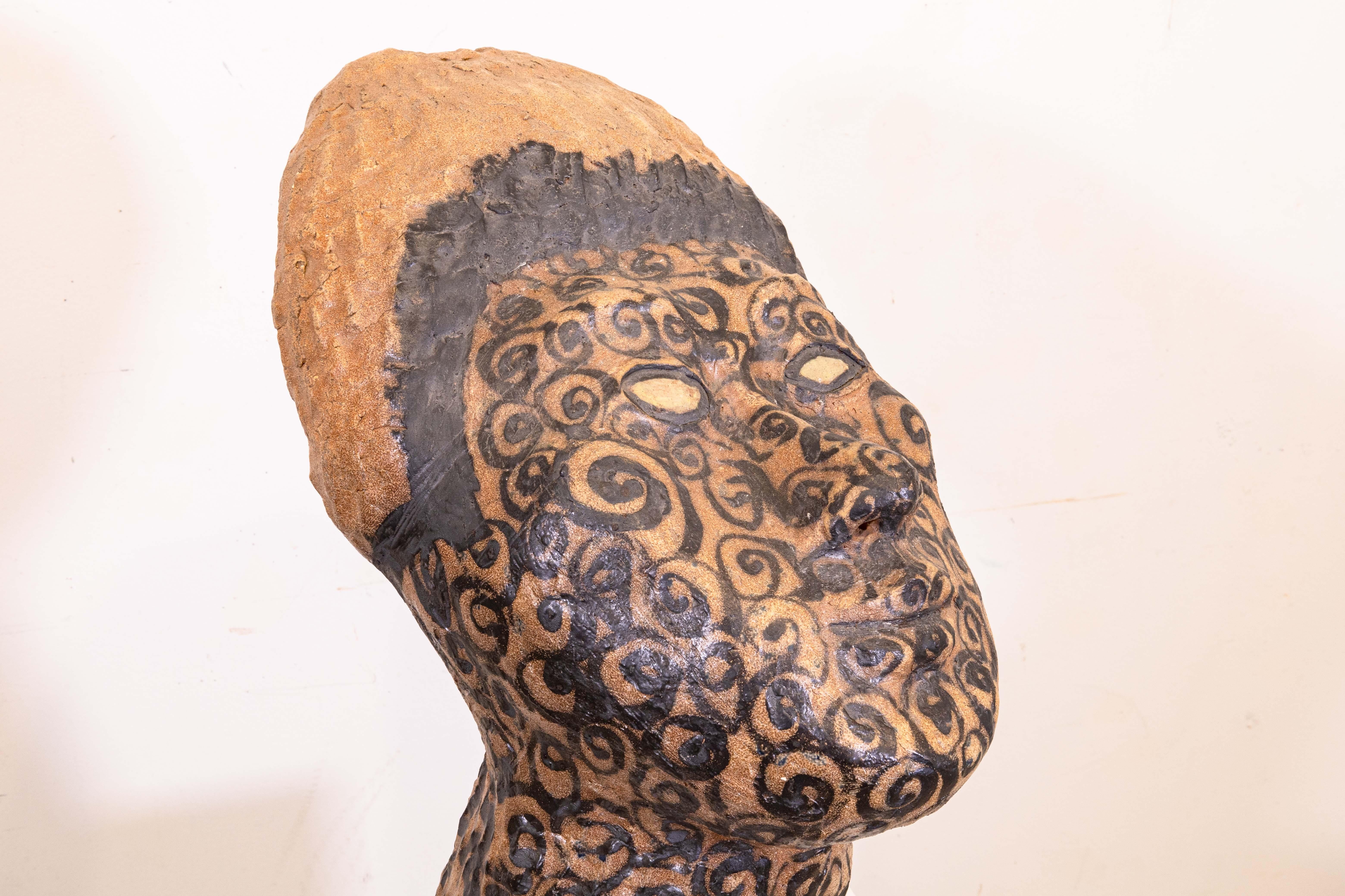 Fine XX secolo Coppia di sculture in ceramica con testa asiatica dipinta a mano firmata da Fumio Takasugi in vendita