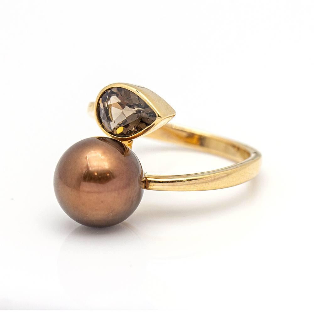 Rose Gold Ring for woman  1x Australian Natural Pearl in chocolate colouring  1x Fumme Quartz drop size  Size 16  18 kt. Rose Gold  4,88 grams  Brand new product  Ref.: D359660LF