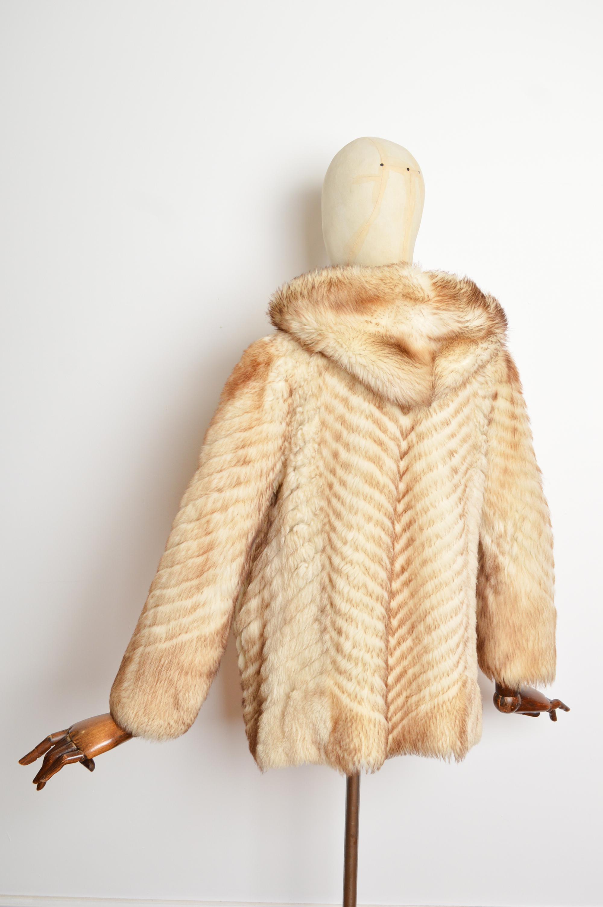 Divertente giacca con cappuccio in pelle di pecora Shearling Chevron degli anni '60 - Coates in vendita 6