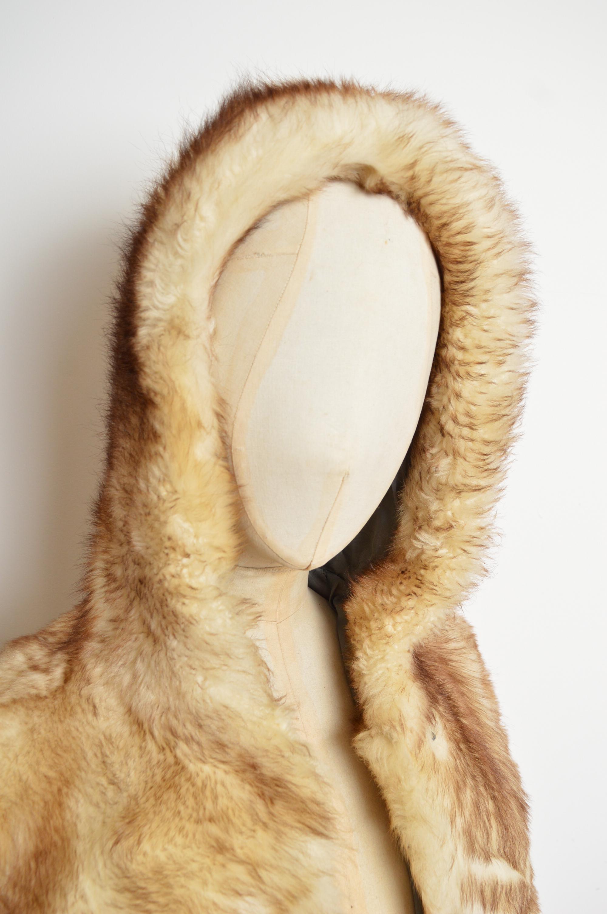 Beige Divertente giacca con cappuccio in pelle di pecora Shearling Chevron degli anni '60 - Coates in vendita